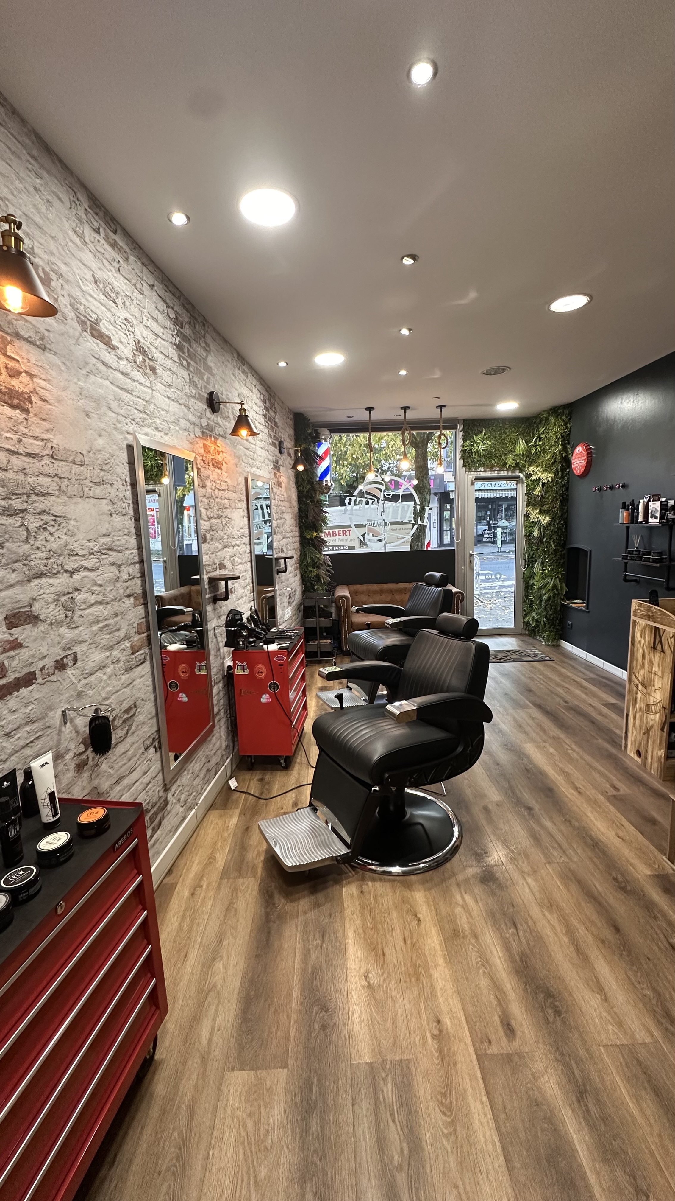 💈 Salon de coiffure homme  / barbier 

À vendre fonds de commerce salon de coiffure homme barbier, situé dans un emplacement stratégique et très passant.
Salon moderne, entièrement équipé et prêt à travailler, avec une clientèle fidèle.
• Déco soignée et récente
• Matériel professionnel complet
• Loyer attractif
• Aucun travaux à prévoir

Idéal pour un(e) pro souhaitant se lancer ou développer son activité.
Négociable