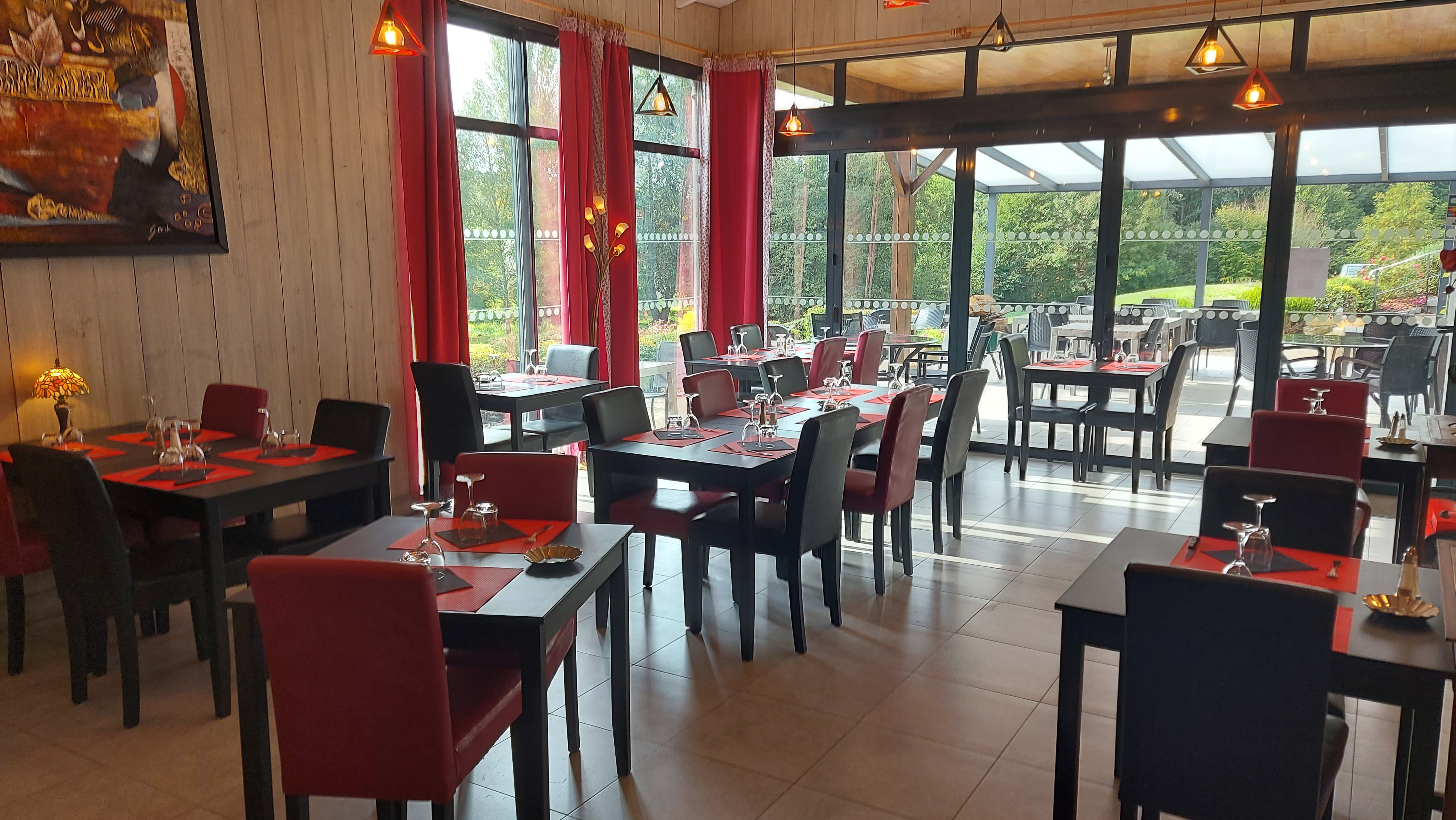 A vendre fonds de commerce de restauration situé au coeur d'un charmant village en Dordogne, à quelques minutes de Bergerac.
L'établissement bénéficie d'un emplacement agréable dans un environnement calme et authentique, apprécié de nos clients.

LES ATOUTS DE L'AFFAIRE :
* Restaurant convivial et réputé
* Chiffre d'affaire correcte
* Exploité actuellement et depuis 12 ans par un couple souhaitant prendre sa retraite
* Logement attenant comprenant 3 chambres
* Matériel et locaux permettant une reprise immédiate
* Belle qualité de vie dans un cadre rural recherché

UN FORT POTENTIEL DE DEVELOPPEMENT
Les exploitants actuels ont volontairement réduit leur activité ces dernières années. L'affaire offre de réelles perspectives de progression pour un jeune couple dynamique recherchant une reconversion professionnelle ou un projet de vie alliant activité commerciale et cadre de vie privilégié

UN VILLAGE AU PATRIMOINE REMARQUABLE
Notamment connu pour sa fontaine et son bassin, réputés pour leur vertus bienfaisantes pour les corps malades, fréquenté depuis plus d'un siècle et faisant partie du patrimoine locale. Ce lieu singulier contribue à l'attrait touristique du village