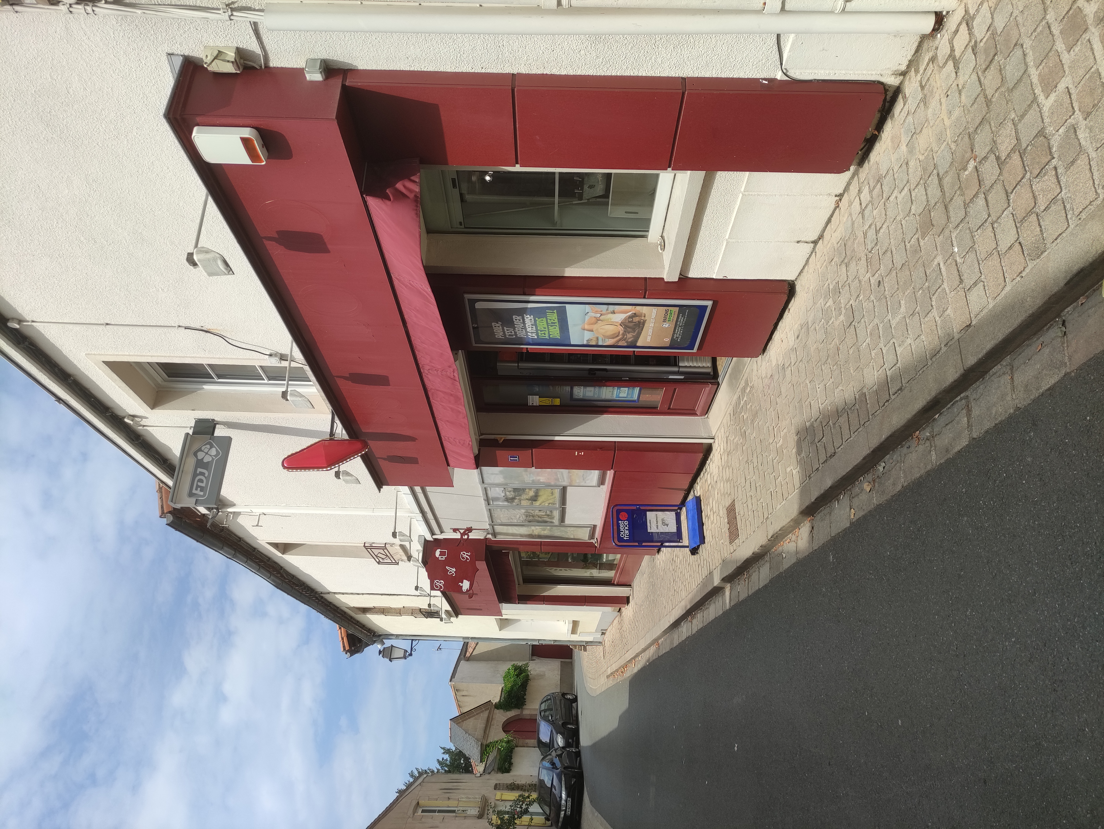 A vendre Bar tabac FDJ, ville de 6000 habitants proche du Puy du Fou.
Pas de salarié. Exploité en couple depuis 2011.
Fermeture hebdo le mercredi.
7 h00 - 19 h 00
Appartement 3 chambres.