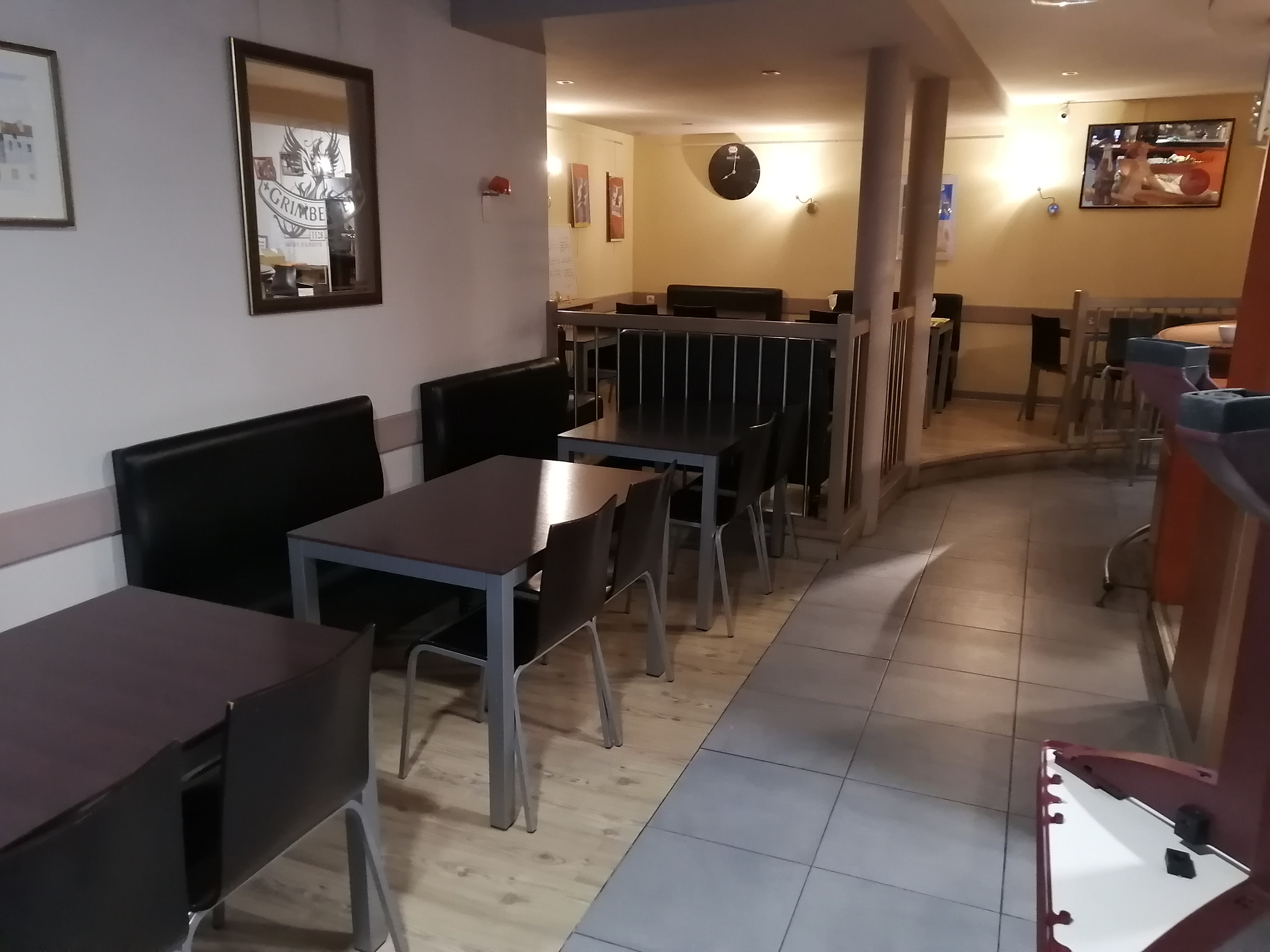 Vends fond de commerce brasserie-bar-tabac à Marvejols en LOZERE.
Situé au cœur de Marvejols cet établissement propose 4 activités complémentaires, brasserie (le midi), bar, tabac, Française des jeux qui lui assurent une clientèle régulière et fidèle .
La surface de 150m² offre une cuisine équipée, une réserve et une salle de restauration pleinement opérationnels, ainsi qu'une terrasse exploitable en saison estivale .
Ce commerce peut être largement dynamisé, notamment la brasserie, en élargissant les plages horaires et en exploitant les week-end et jours fériés .
Horaires actuels : du lundi au vendredi : 7h30-20h00 , le samedi : 7h15-13h30 , fermé le dimanche et les jours fériés . Fermeture annuelle : dernière semaine de juin . 
CA 2024(HT) 264500€
N'hésitez pas à me contacter par mail pour plus de renseignements.