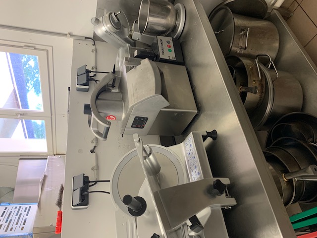 Offrez-vous une opportunité unique ! Situé dans un cadre idyllique sur la voie verte du canal, ce bar-restaurant bénéficie d'un flux constant de cyclistes, camping caristes (Une quarantaine d'emplacement de camping cars sont aménagés sur le site de la halte nautique), de plaisanciers et touristes en quête d'une pause gourmande.
Les atouts :
Emplacement exceptionnel en bord de canal, face au port avec grande terrasse accueillante.
Clientèle diversifiée : locaux, voyageurs, évènements.
Cuisine entièrement équipée, espace bar convivial.
Potentiel de développement : soirées à thème, concerts, partenariats avec les activités locales, etc.
Surface totale de 600m2.
Bail 3/6/9 en cours.
Chiffre d'affaires stable avec potentiel de croissance.
Prix de vente : 150 000€