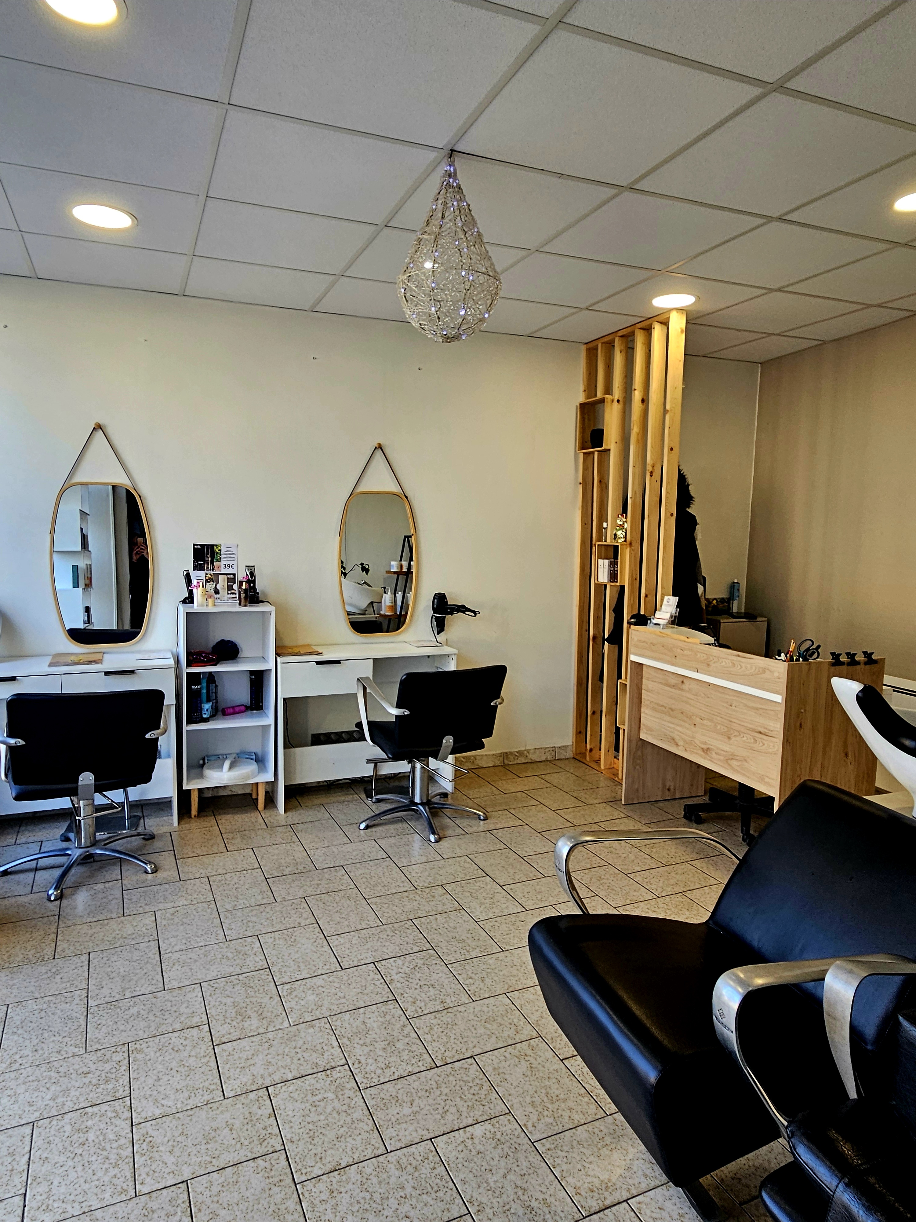 Fonds de commerce de 25m2 avec espace coiffure : 2 bancs de coiffage et 1 bac a shampooing 
1 espace esthétique réserve.
Situé au centre du village avec tous commerce parking publics.
Idéal pour une première acquisition.