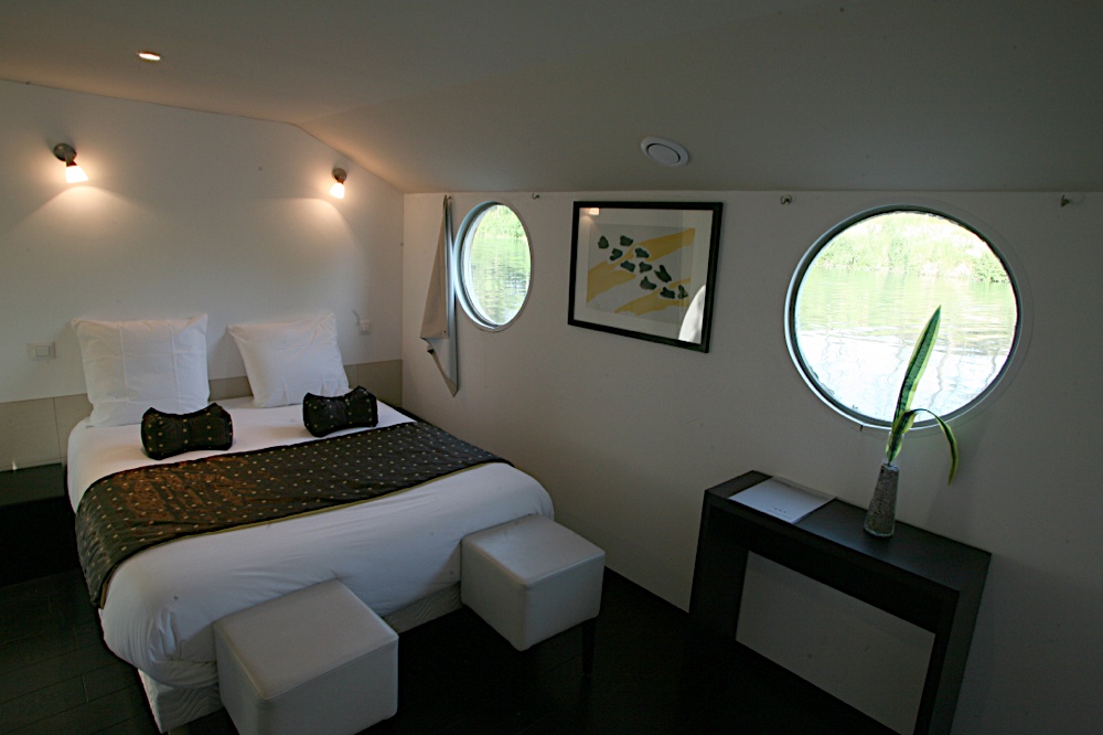 Habitation atypique réalisée sur une péniche de 50 m de long pouvant proposer un espace de liberté et de sérénité . ce bateau entièrement réaménagé dispose aujourd'hui de 8 chambres ( type cabine) avec salle d'eau et WC , d'un espace bien être avec Jacuzzi et salle d'eau , d'une salle de de vie ( ayant été utilisée dans le passé de salle de restaurant ) de 90 m² environ , d'une cuisine équipée , de deux superbes terrasses sur les ponts supérieur et intermédiaire pour admirer le paysage au cours de la navigation , pour le " farniente" ou tout simplement "l’apéro " entre amis . ce bateau très bien équipé pourra naviguer ou tout simplement rester à quai pour devenir une véritable habitation principale ... Il pourrait également redevenir un hôtel restaurant et constituer une superbe opportunité pour un couple désirant créer sa propre entreprise : toutes les options sont discutables ( achat, location ...) RARE , ORIGINAL ..... GENIALLLLLL ... a voir absolument