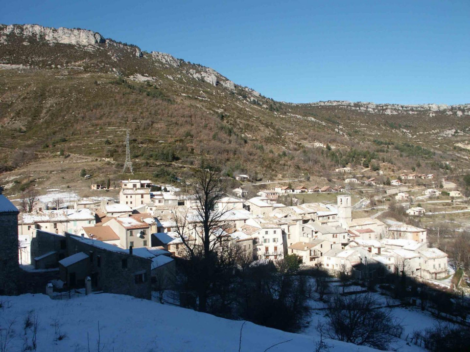 La commune de Briançonnet, située dans le haut-pays grassois (06) recherche, un couple de gérants ou 2 associés expérimentés en hôtellerie et restauration pour la reprise de l'auberge communale, Le Chanan.

Ancienne cité romaine, le village est surmonté des vestiges d'un château féodal d'où l'on découvre un magnifique panorama. L'environnement naturel offre un charme authentique, entre paysages préservés et patrimoine traditionnel aux amoureux de la nature, randonneurs, cyclistes, motards.

L'établissement a été entièrement rénové et mis aux normes.

La superficie totale est de 390 m² répartis sur 4 niveaux comprenant :

Le bar/restaurant : gestion de 50 à 75 couverts maximum
Niveau -1 : cuisine industrielle avec monte plats, réserves, stockages, coins chaud/froid/plonge, toilettes et vestiaires (52 m²) ;
Rez-de-chaussée : espace bar, lunch, bloc sanitaires, salle de restauration (50 couverts) et terrasse panoramique (25 couverts) ; 
L’auberge : gestion de 8 à 20 couchages répartis sur 2 bâtiments.
1er étage : appartement avec une suite parentale et une chambre type dortoir, deux salles de bains, salle à manger avec cuisine et coin détente (maximum 8 couchages) ;
2ème étage : 4 suites parentales avec salle de bain (maximum 8 couchages) ;
En annexe : un appartement type studio avec cuisine (34m² ; maximum 4 couchages) ; accessibilité PMR.

Matériel : entièrement neuf, mis à disposition de l’exploitant mais restant la propriété pleine et entière de la commune, à savoir : fourneau ; four mixte ; cellule de refroidissement ; lave mains ; machine à laver à capot ; table de sortie laverie ; étagère barreaudée ; meuble froid 3 portes ; 2 bacs de plonge ; armoire froide positive; armoire froide négative ; rayonnage réserve sèche ; aménagement complet bar (5 modules + angle, plan de travail, module bar froid, machine à glaçons, lave verres) ; 

Mobilier : tout le mobilier des salles de restauration et des couchages est neuf et mis à disposition. Il reste la propriété pleine et entière de la commune ;
Divers : possibilité de dépôt de pain et épicerie de dépannage.
Toute la vaisselle, le linge de maison, les ustensiles de cuisine seront à prévoir et à la charge de l’exploitant.

La durée de la convention est de 5 ans.

Le montant de la redevance est réparti de la manière suivante :

Part Fixe : 12.000 € HT
Part variable : Les candidats formuleront des propositions pour le calcul de la part variable.
Renseignements complémentaires :

Date d'envoi du présent avis à la publication : lundi 02 juin 2025

Le DCE est mis à disposition par voie électronique sur www.marches-securises.fr

Maître d'ouvrage : Communauté de Briançonnet.

Identifiant : BRIANCONNET_06_20250602W2_01

Pour toute information merci de vous reporter au règlement de consultation.

Toutes les questions doivent être transmises via la plateforme de dématérialisation à l’adresse suivante : www.marches-securises.fr

Une visite préalable du site est obligatoire et doit être effectuée avant la remise du dossier de candidature afin de permettre au candidat d’avoir une parfaite connaissance des lieux.

Une attestation de visite sera remise au candidat et devra être jointe au dossier de candidature. 

NB : 
Activités à proximité de l’Auberge du Chanan (Briançonnet)

I. Activités de Pleine Nature
 Terre des Lacs
Pêche en pleine nature aux lacs, avec le restaurant La Source sur place pour se régaler !
 Canyoning
Canyon de Saint-Auban : Ludique et accessible, il offre sauts, toboggans et une tyrolienne dans un cadre sauvage, idéal pour une première expérience.
Canyon du Riolan : Spectaculaire et plus sportif, il impressionne par ses hautes parois et ses vasques turquoise, parfait pour les amateurs de sensations fortes.
 Escalade
Saint-Auban : Situé à environ 15 minutes de Briançonnet, ce site propose 154 voies, allant du niveau 3a au 8a+. Il est adapté aussi bien aux débutants qu'aux grimpeurs expérimentés.
La Sagne : Ce site offre des voies de grande longueur, idéales pour les amateurs de grandes voies. Il est situé à proximité de Briançonnet.
 VTT
Le parc VTT FFC des Monts d’Azur propose 20 parcours balisés sur 220 km, adaptés à tous niveaux, entre forêts, plateaux et villages perchés. Accès gratuit toute l’année.
 Parc de la Moulière
La Moulière, à Caille, propose accrobranche, VTT de descente, via souterrata et tyroliennes géantes dans un cadre naturel spectaculaire.
 Réserve Biologique des Monts d’Azur
La Réserve Biologique des Monts d’Azur protège 700 hectares où bisons, cerfs et chevaux sauvages évoluent en semi-liberté.

II. Activités culturelles
 Ecomusée de Saint-Auban
L’Écomusée de Saint-Auban valorise le patrimoine local à travers objets, photos et souvenirs du village. Visite courte, ouverte toute l’année.
 Musée Célestin Freinet
L'Écomusée Célestin Freinet, situé à Gars, présente des outils anciens et des objets liés à la vie de ce pédagogue visionnaire, né dans le village en 1896.
 Ecole d’Autrefois
L’École d’Autrefois de Gars propose une immersion dans l’histoire scolaire du village, avec des films d’anciens élèves et des documents d’époque. Les projections sont accessibles sur réservation auprès de la mairie.
 Musée des Fossiles
Le musée des fossiles du Mas présente des fossiles locaux illustrant l’histoire géologique de la région.

III. Agenda événementiel annuel des communes aux alentours
 Briançonnet : 
Fête Patronale de La Sagne : Le dernier week-end de Juillet
Fête Patronale du Prignolet : Le troisième week-end de Juillet
Fête Patronale de Briançonnet : Le week-end du 15/08
 Gars : 
Fête Patronale de la Saint Sauveur : Le premier week-end d’Août
 Saint Auban : 
Forum des Associations : Début Septembre
 Amirat : 
Fête Patronale de la Sainte Anne : Dernier week-end de Juillet
