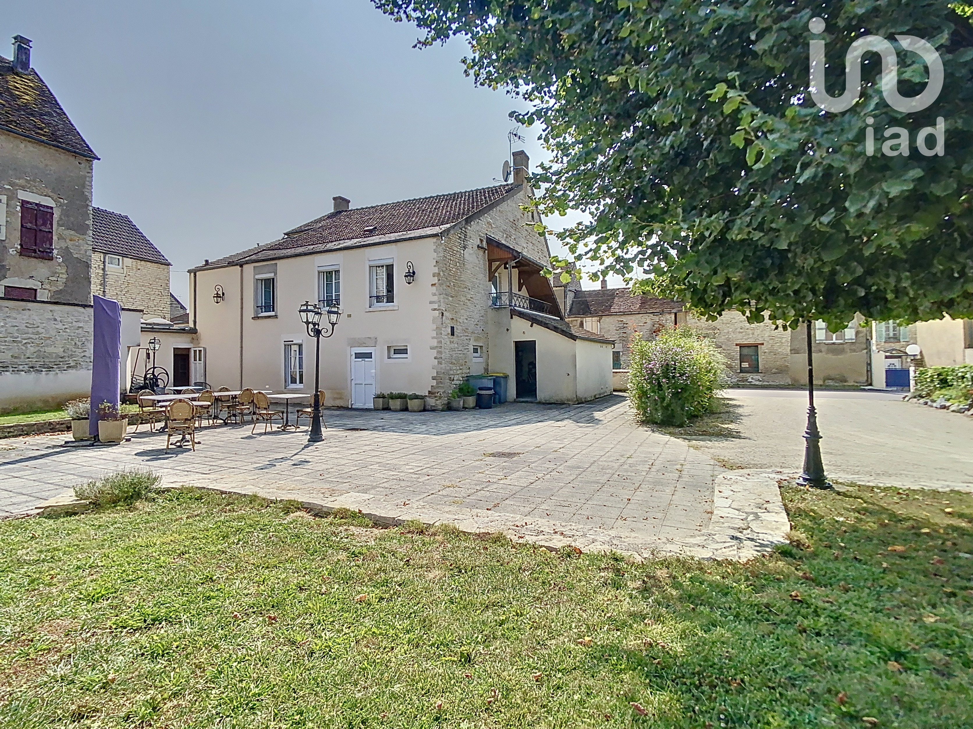 Découvrez cette propriété exceptionnelle de près de 300 m², anciennement l'Hôtel des Grottes, entièrement rénovée et remise aux normes pour une activité de chambres d'hôtes ou pour un usage en tant que résidence principale. Cette maison, conforme aux normes requises pour un hôtel deux étoiles, est située dans un charmant village à proximité des célèbres grottes d'Arcy-sur-Cure. Elle offre une superficie totale de près de 300 m², avec un appartement indépendant de 56 m².

La propriété principale se compose d'une entrée avec espace bar, d'une salle de petit déjeuner et d'un séjour spacieux. Au rez-de-chaussée, vous trouverez des toilettes, dont un WC adapté aux personnes à mobilité réduite. La cuisine professionnelle de 70 m² est entièrement équipée, avec une chambre froide et un accès à une cave voûtée. Une arrière-cuisine / buanderie complète cet espace. À l'étage, six chambres sont disponibles, chacune disposant de sa propre salle d'eau et de WC. Depuis le deuxième étage, vous avez accès à un grenier. À l'extérieur, la propriété offre une grande terrasse avec barbecue, puits et un parking privé, un poulailler, ainsi qu'une réserve et une cave.

L'appartement indépendant comprend un séjour, trois chambres, et une salle d'eau avec WC. Cet espace est idéal pour la location ou pour accueillir la famille.

La maison bénéficie de fenêtres en PVC double vitrage et insonorisées, offrant une isolation phonique efficace malgré la proximité de la nationale 6. Le chauffage est assuré par une pompe à chaleur, qui dessert toutes les chambres ainsi que l'appartement, avec une climatisation réversible pour un confort optimal en été comme en hiver. Au rez-de-chaussée de la maison principale, des radiateurs électriques viennent compléter le système de chauffage. L'isolation de la propriété est excellente, garantissant une consommation énergétique maîtrisée. Un adoucisseur d'eau et un ballon d'eau chaude thermodynamique sont également installés. Les volets roulants en aluminium à l'étage ajoutent une touche de confort supplémentaire. La propriété est également équipée pour accueillir des groupes, ce qui en fait un choix idéal pour une activité de chambres d'hôtes. De plus, elle dispose d'une licence IV.

Cette propriété est idéalement située dans un village offrant une épicerie, un café associatif, et une gare TER/SNCF reliant Paris-Bercy à Avallon. L'autoroute A6 à proximité permet un accès facile entre Auxerre et Avallon. Les amateurs de randonnée, de pêche, et de kayak apprécieront les nombreuses activités en plein air disponibles dans les environs. De plus, la propriété se trouve sur le chemin de Saint-Jacques de Compostelle, ajoutant une dimension historique à son charme.

Actuellement utilisée comme chambres d'hôtes, cette propriété offre un potentiel incroyable pour poursuivre l'activité ou pour être transformée en une magnifique résidence principale. L'appartement indépendant peut également être loué, ce qui représente un atout financier non négligeable.