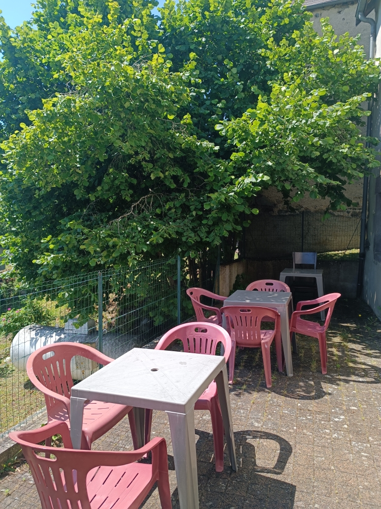 Suite à la découverte d'une maladie neurologique du cuisinier mon mari, nous décidons de mettre en vente le fond de commerce de notre bar restaurant situé dans le Puy-de-Dôme. 
Il est constitué de 3 salles, une pour le bar, une pour le restaurant et une cuisine. Il existe deux toilettes. Une terrasse extérieure permet de mettre quelques tables dès les beaux jours.
La salle de bar est équipée d'un petit coin salon avec un canapé et une table basse ainsi que d'un billard.
La salle de restaurant est équipée de 3 buffets. Le fonctionnement actuel du restaurant est entrées, plats, fromages et desserts sous forme de buffets à volonté.
La cuisine est entièrement équipée : piano à gaz, four à vapeur, four à pizzas, plancha, réfrigérateur, machine à laver la vaisselle, machine à laver le linge, ilot central de travail.
Tout est équipé pour une ouverture immédiate après accord de la mairie à qui appartiennent les locaux. Le loyer s'élève à 200,00€ par mois.
Pour plus d'informations, vous pouvez nous contacter en dehors des horaires de service. Merci