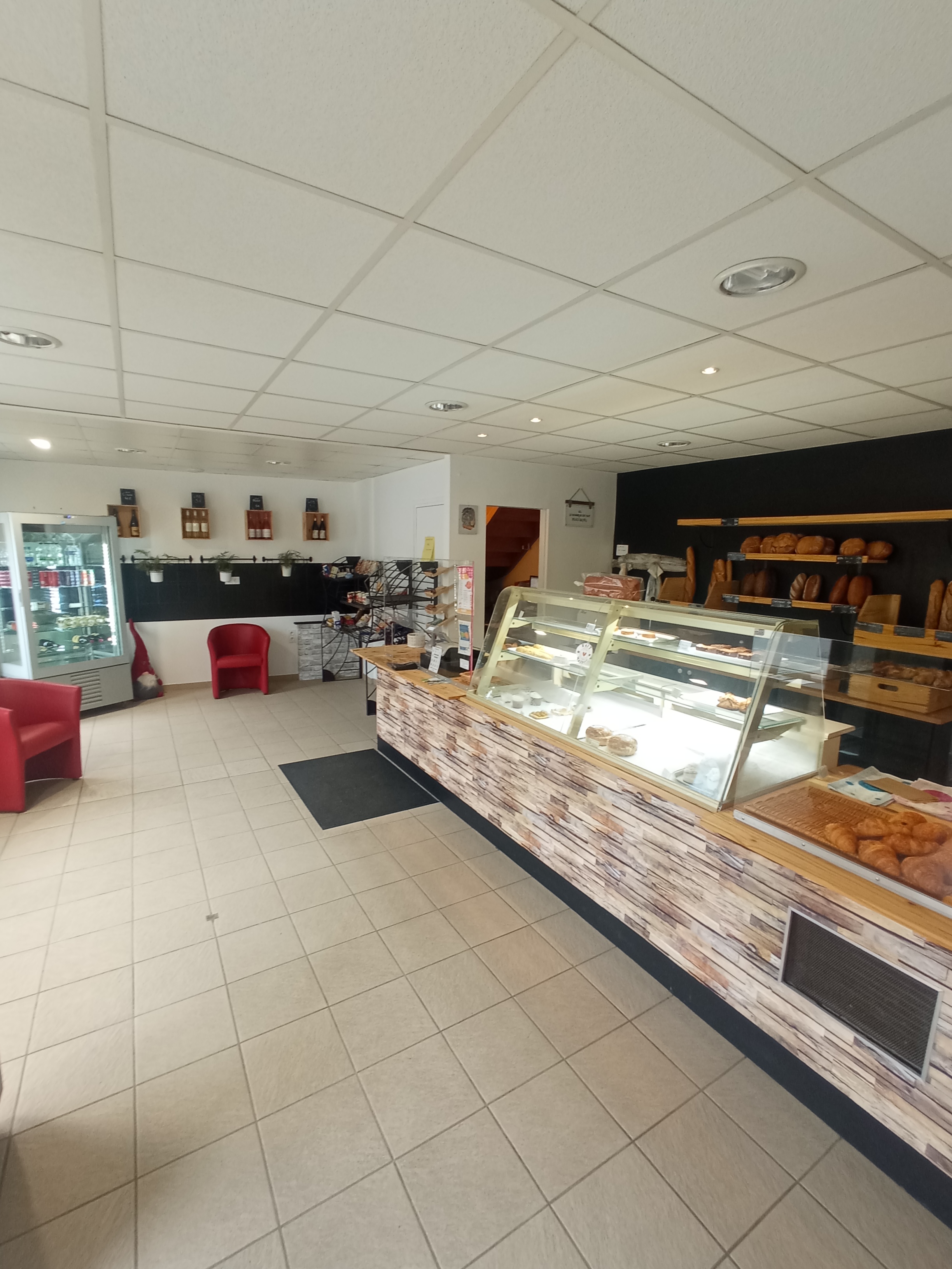 COTE D' ARMOR 22260 - BOULANGERIE PÂTISSERIE ÉPICERIE  avec logement Je propose ce fonds de commerce de Boulangerie Pâtisserie avec logement au PRIX de 28000 euros . Boulangerie Pâtisserie dans une commune de 1400 habitants sans concurrence directe à seulement 20 minutes de Guingamp et 10 minutes de la cote .
 Cet établissement de bonne réputation dispose d'un Magasin 34 m2 , d'un fournil 48 m2, et laboratoire 20 m2, une plonge et un vestiaire le tout en bonne état en bon état, à l'extérieur grand hangar 70 m2 dont une partie fermée et un local sec de 7 m2 .
 Tout le matériel est aux normes.
 Le logement situé au dessus de la boulangerie est  composé de 3 chambres, grande pièce à vivre, salle de bain et wc.
 Les murs appartiennent à la commune, loyer de l'appartement 465 euros et 350 ht le commerce.
Chiffre d'affaire en évolution snacking à développer beaucoup de demande à voir traiteur .
Pour plus d'infos ou de photos me contacter