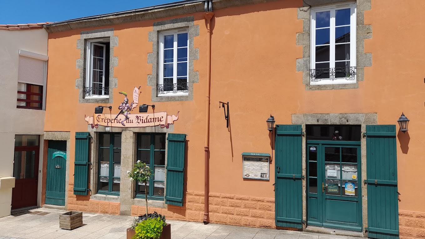 VEND PAS DE PORTE : sur le plus grand site médiéval de l'ouest conservatoire des machines de guerre médiévales unique en europe ,55000 entrées l'été, 85000 au marché de noel . CREPERIE DU VIDAME a TIFFAUGES  vendée, A  20 Km du PUY DU FOU  .Creperie, Pizzeria , Glacier : 2 salles de 24 places chacune, une terrasse ombragée et couverte ,de 46 places ,W.C cuisine aux normes, four a bois pratiquement neuf , grange de 60 M2 ,petite cave . APPARTEMENT de 90 Mr  :S.A.M /Salon ,W.C, 3 chambres, Salle de bains, Bureau .Chauffage central :Pompe a chaleur et ballon d'eau chaude  neuf (oct .2024)  LE BAIL SERA NEUF .  SUPERBE AFFAIRE POUR UN PROFESSIONNEL MOTIVE .VENDU AVEC TOUT LE MATERIEL: tables bois massif ,chaises, comptoir bois , refrigerateur bar 3 portes, four a bois pizza, meuble marbre pizzeria, pétrin pizza Group,  meuble bas inox 2 portes,  fourneau 6 feux et four,faconneuse a pizza, congélateur a glaces, congélateur armoire a tiroirs, congélateur bahut, lave vaisselle, hotte aspirante, 2 plaques galettes KRAMPOUZ, tables inox 1,80 et 1,40  lots assiettes ,couverts, verres,  coupes a glaces , armoires positives 580L, 600L et 500L ,machine a café Jura, four a air pulsé, saladettes, meuble chauffe assiette,  plonge 2 bacs inox . Ouverture du chateau 1er avril, pour tous renseignements tel/06 68 54 63 85 OU 06 51 06 27 17