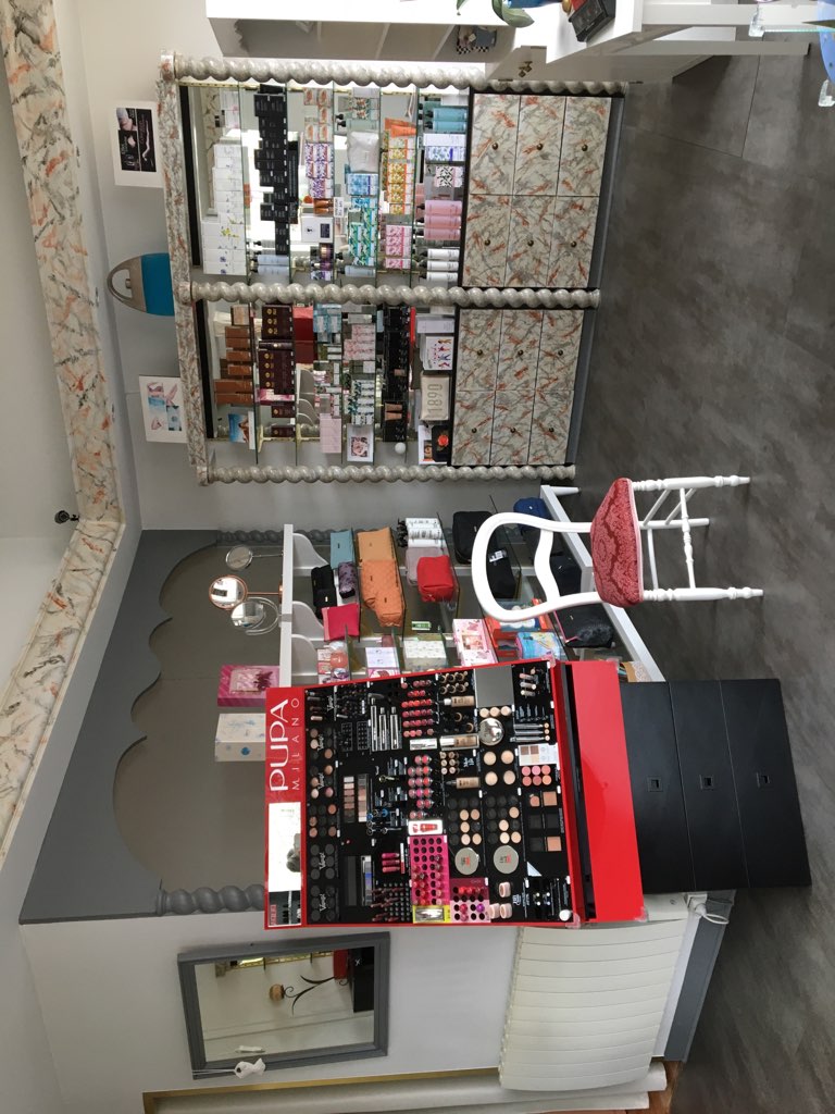 A vendre pour cause de retraite prochaine .
Fond de commerce esthétique et parfumerie . 
Peut convenir également à tout autre commerces.
Situé au coeur de ville de Confolens (emplacement numéro 1 place de la mairie )
N'hésitez pas à me contacter pour plus de renseignements.