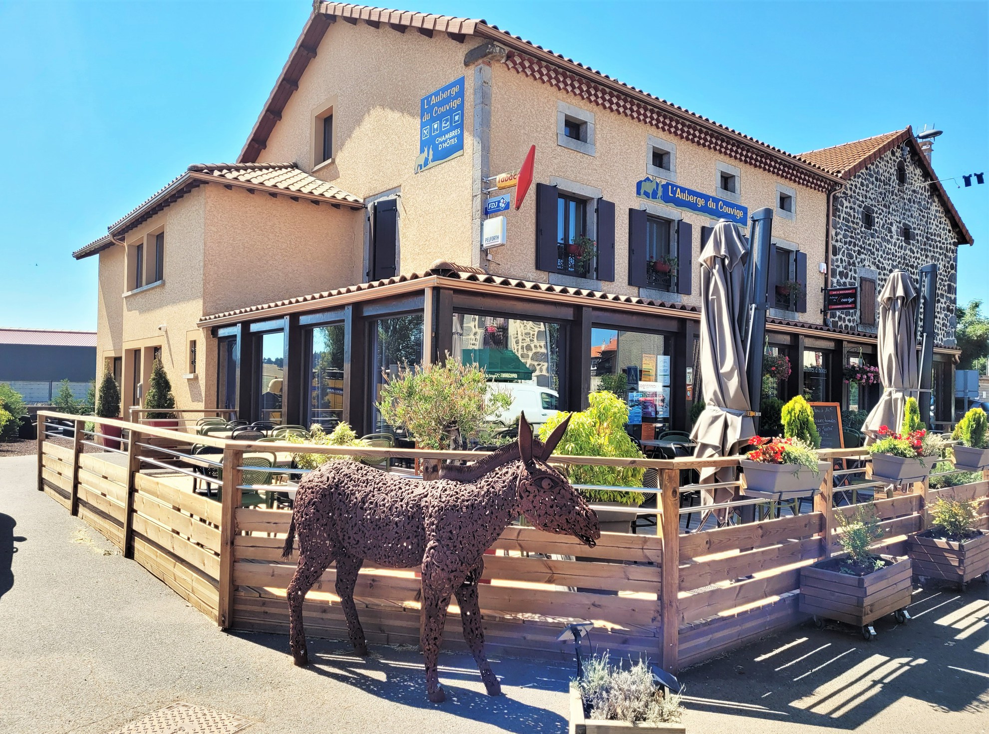 Le Bouchet-Saint-Nicolas, Charmant Village de La Haute-Loire, à 20 minutes du Puy-en-Velay.  

Bâtiment à vendre dans un village étape du Stevenson et à proximité du Lac du Bouchet. 
Murs + Fonds de commerce et appartement T3 d’un total de 530 m² de surface pour son activité Bar, Tabac, FDJ, Restaurant et Chambres d’hôtes avec un espace détente après une bonne randonnée.
L’appartement privatif pour bénéficier d’un espace privé est neuf (construit en 2021).

Auberge située dans un village en pleine nature volcanique d’Auvergne. Envie de changer de vie et profiter de la Nature? Vous serez séduits par ce commerce et ses chambres d’Hôtes.


Composée de Cinq Chambres très cocooning, ce bien est proposé sur un chemin de randonnée de plus en plus fréquentée par les randonneurs de Stevenson, 
Un restaurant pouvant assurer une capacité jusqu’à 90 couverts intérieurs et 30 en extérieur, 
Une belle véranda pour la détente des clients pour boire un verre ou y manger un en-cas, Sa cuisine parfaitement entretenue et équipée avec de nombreux matériels récents, 
Son Bar/Tabac/FDJ
Son espace détente Jacuzzi extérieur,
Et son magnifique Appartement T3 pour votre plus grand confort personnel.

Cette Auberge assure une activité depuis de nombreuses années grâce à la clientèle locale, aux nombreux chemins de randonnée et ce lac volcanique à seulement 1,5 km qui attire chaque année des touristes amoureux de la nature préservée.