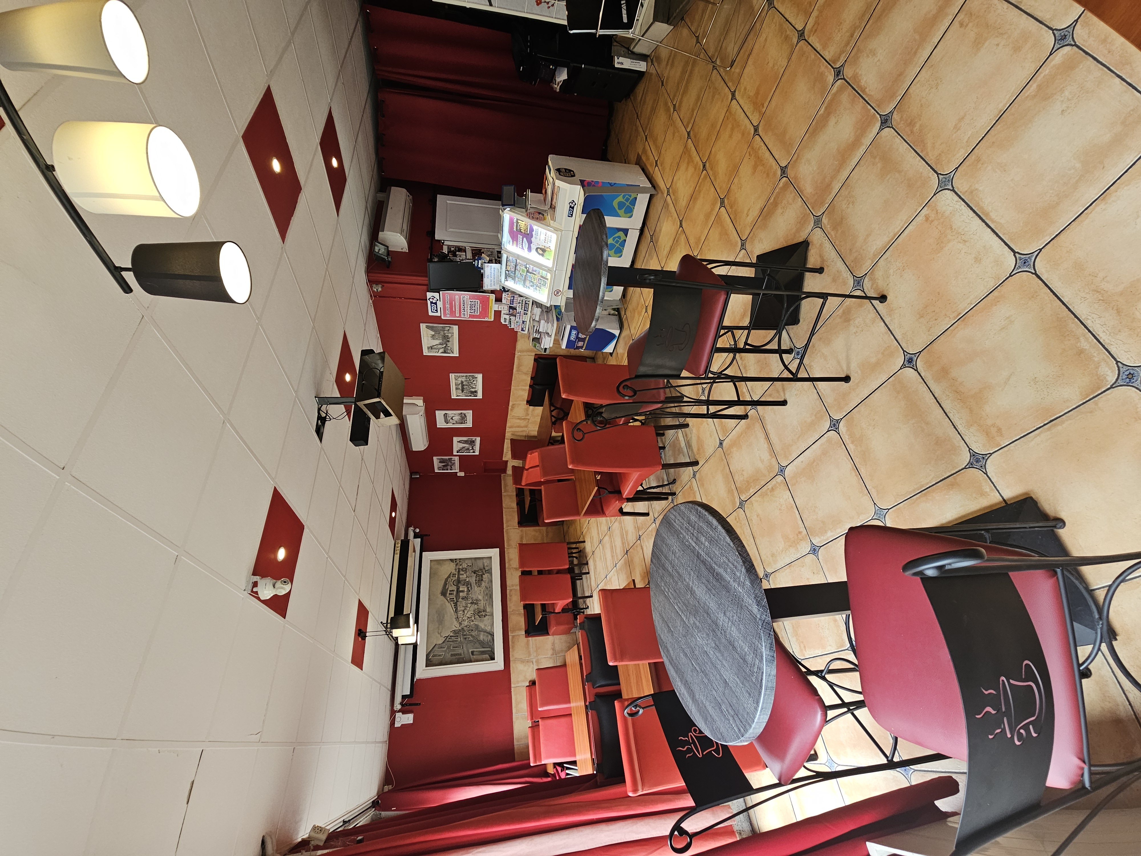 Vous rêvez d’un nouveau départ ? 
D’un projet à taille humaine, où convivialité rime avec qualité de vie !!!
Nous vous proposons une belle opportunité de reprise : un bar avec Licence IV, situé en plein centre de Nevers, ville d’art et d’histoire au cœur de la Nièvre.

Un lieu de vie à faire (re)vivre
Cet établissement exploité depuis des décennies, situé dans un quartier commerçant très fréquenté, face au Marché Carnot, un bar de quartier chaleureux, un lieu de rencontres intergénérationnel, présente fort potentiel pour devenir un bar à thème, soirées tapas, petite restauration selon vos envies…

Les plus :
•	Licence IV incluse
•	Bonne visibilité et emplacement attractif
•	Local en bon état, fonctionnel, avec possibilité de petite restauration
•	Clientèle locale fidèle, à développer
•	Possibilité de petite restauration et/ou d’animations

Pour qui ?
•	Pour une personne seule ou un couple prêt à se lancer dans une nouvelle aventure
•	Pour une reconversion professionnelle pleine de sens
•	Pour un projet de vie ancré dans un tissu local dynamique et solidaire

Et vous ne serez pas seul !
La CCI Nièvre, les acteurs économiques locaux et les réseaux d’accompagnement sont là pour vous aider dans toutes les étapes :
Étude de projet • Recherche de financement • Permis d’exploitation • Formation • Installation…

Infos et contact : https://www.transentreprise.com/offres/fiche/BFC259599H/a-saisir-bar-licence-iv-au-coeur-de-nevers/bourgogne-franche-comte/nievre/nevers-sud-nivernais

Vous avez envie de changement, de rencontres et de créer un lieu qui vous ressemble ? Cette opportunité est peut-être faite pour vous.