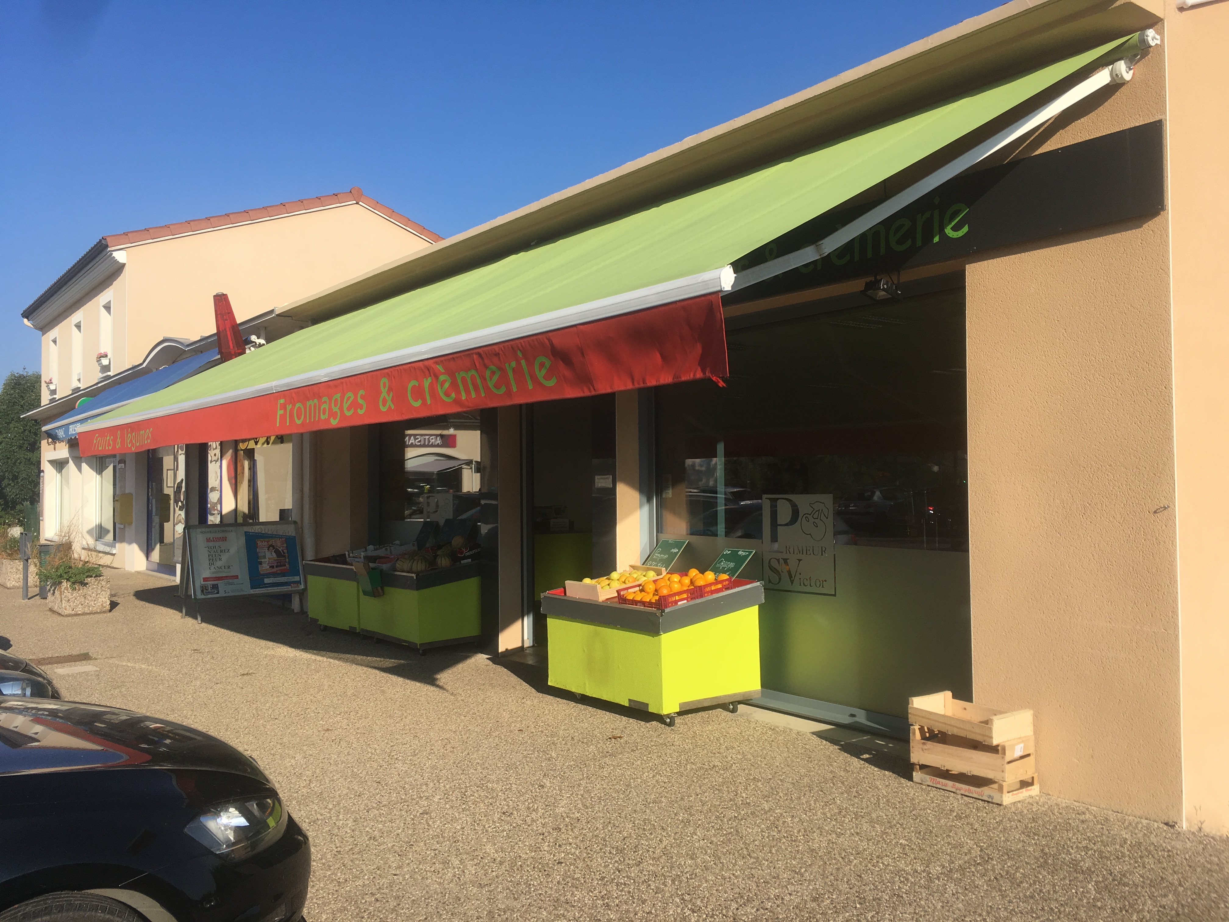 Activité principale de fruits et légumes crèmerie
Autre : Epicerie, volailles, traiteur, charcuterie.
6 présentoirs sur roues pour extérieur
Banque fromage, vitrine verticale, trancheuse à jambon, machine sous vide, grande chambre froide équipée d'étagères normes alimentaire, 2 armoires réfrigérées de 2 mètre.
Air conditionné, alarme, caméras, bureau avec matériel informatique.
Matériel récent.
Surface de 140 m² + demi sous sol.
Souhaite vendre pour retraire future.
A développer.
Fermé les dimanche lundi + fériés + 5 semaines de congés.
Grand parking de stationnement.
Situé à Saint Victor sur Loire au sein d'une petite zone commerciale comprenant boulangerie, coiffeuse, tabac presse, opticien et pharmacie.
Secteur calme.
CA 243000 HT.