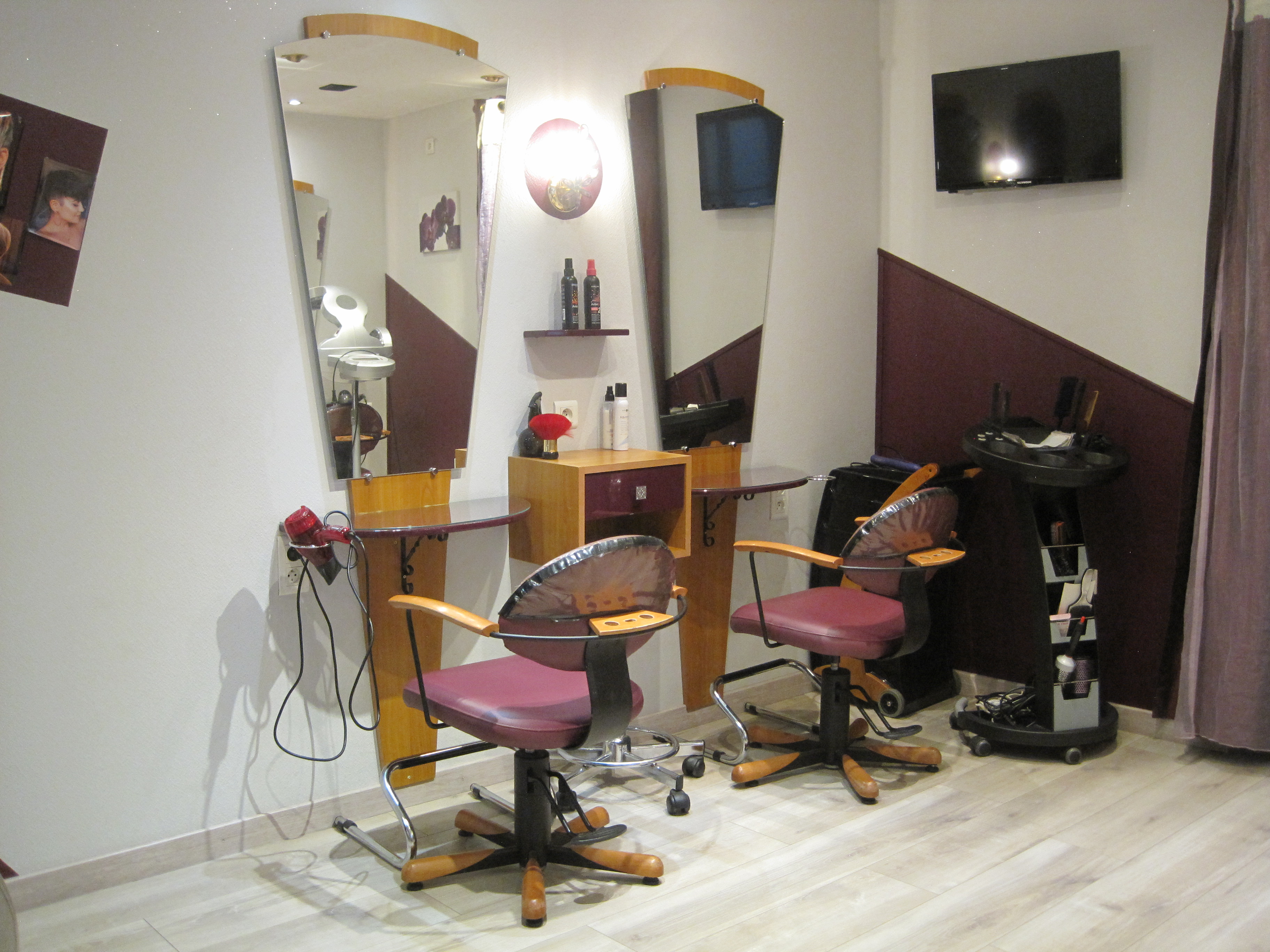 Vends , cause retraite, salon de coiffure mixte dans petite commune touristique de Haute Saône classée cité verte.
Repris en 1991, le salon bien placé dans rue commerçante ,dispose d'une clientèle fidèle .
Reparti sur 2 espaces ainsi qu'un coin enfant et barbier ,le salon dispose de 7 postes de travail et 3 bacs dont 2 massant.
Le tout sur 55m2 ainsi qu'une réserve et un bureau sur 22m2.
Le salon rénové en 2021 n'a pas de travaux à prévoir.
Pas de personnel à reprendre, parking facile.
le loyer est de 482,00 euros.
le chiffre d'affaire de 90 000 euros dégage un bénéfice très confortable.
Prix 49000 euros