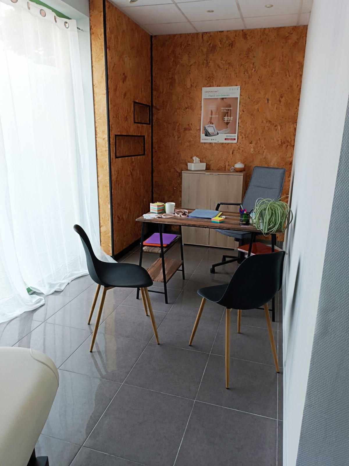 Local à louer pour une activité paramédicale, disponible dès à présent. Salle d'attente mutualisée avec le cabinet d'ostéopathe. Le bâtiment est propriété de la commune. 
Pour tout renseignement,  contacter la mairie au : 02 43 20 14 83 / mairie@rouez.fr