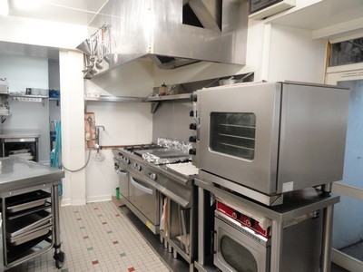 Fond de commerce de restauration traditionnel situé au cœur du joli village de Limerzel ,
Avec services de proximités et école maternelle et primaire.
Proche de Rochefort en Terre(village préféré des français2017) et avec les plages de Billiers et Damgan 20 minutes en Morbihan sud.
Bel outil de travail, idéal couple pour une belle qualité de vie et projet professionnel.
Capacité 150 m2, salle rénovée pour 30 à 40 cts en individuel ou des groupes jusqu'à 50 cts.
Restaurant bénéficiant de bonne réputation et exploité depuis 26 ans, nous sommes labélisé "Maître Restaurateur" depuis 10 ans
A l'étage un beau logement avec salon et kitchenette et 4 chambres et un petit extérieur privatif .Le loyer un est de 1000 € pour l'ensemble (possibilité d'achat des murs).
Le projet retraite arrivant nous recherchons des repreneurs qui sauront pérenniser ce bel établissement réputé dans le département
prix souhaité 90 000.00€