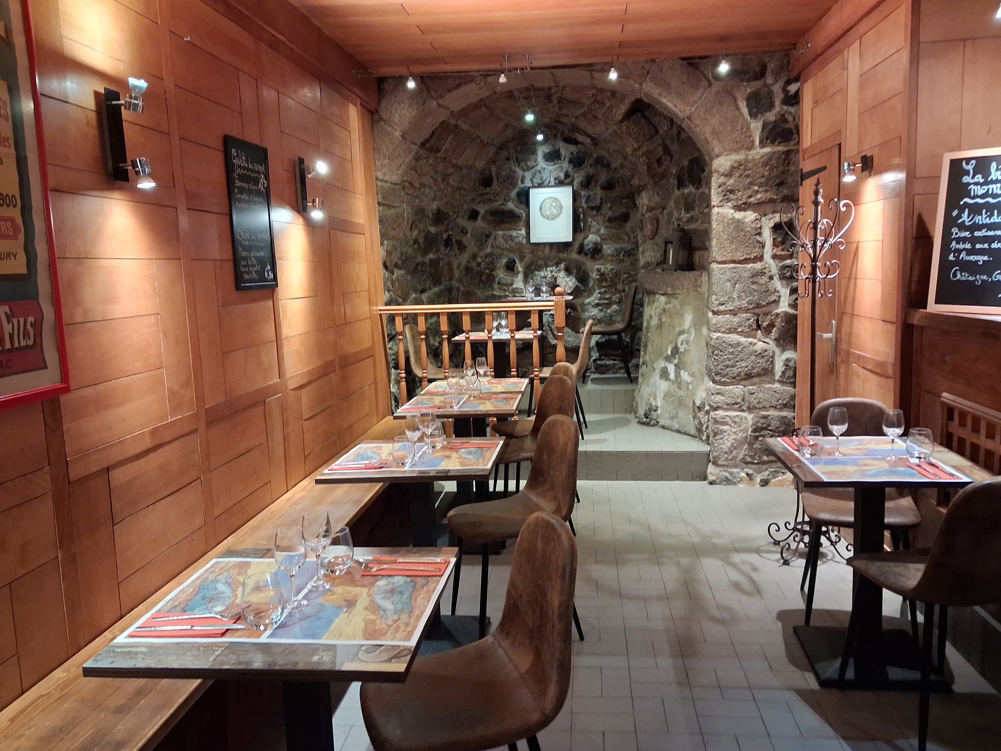 À VENDRE – Fonds de commerce , cause départ en retraite 
Bar / Restaurant exploité en Crêperie – Murat (Cantal)
Belle opportunité de reprise au cœur de Murat (15300), charmante Petite Cité de Caractère située au pied des Monts du Cantal.
Établissement de bar et restaurant exploité en crêperie, bénéficiant d'une excellente réputation et d'une clientèle fidèle, locale, touristique et de passage. Son cadre chaleureux et convivial en fait une adresse appréciée.
Caractéristiques
Licence IV
Salle de restaurant de 26 places assises
Deux terrasses :
une terrasse de 12 places
une terrasse de 18 places
Capacité totale : 56 places
Cuisine équipée et matériel d'exploitation
Établissement clé en main, prêt à être exploité
Fort potentiel de développement
Cette affaire conviendra parfaitement à un couple ou à des professionnels souhaitant reprendre un établissement reconnu et poursuivre son développement dans un environnement agréable.
Plus de photos sur demande.
Pour tout renseignement complémentaire ou organiser une visite, merci de nous contacter.