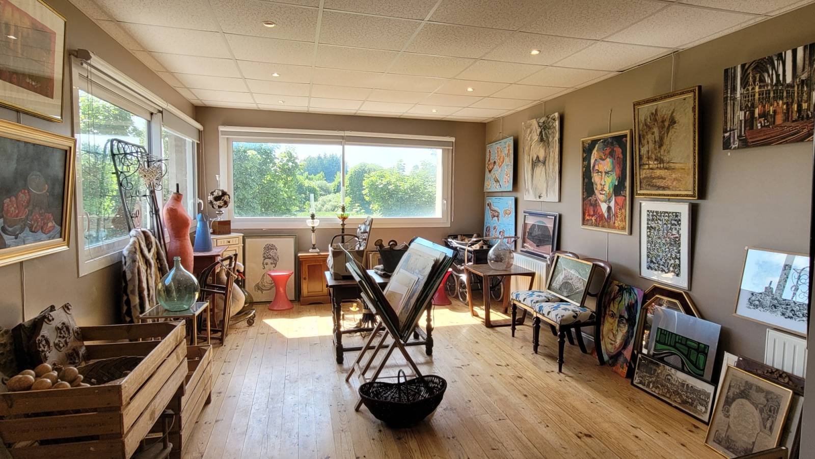 A vendre à st Agrève grand local commercial d'environ 180 m2 situé sur un axe passant stratégique à Saint-Agrève, surement un des meilleurs emplacement d'Ardèche à un croisement de deux routes venant du sud avec plus de 1000 véhicules/jour ! ce bien offre une visibilité optimale pour une activité professionnelle grâce à ses belles salles d'exposition en rez-de-chaussée avec boiseries au sol.
Idéal pour un restaurant/ bar/snack/ magasin de producteurs/ brocante.... actuellement exploité en boutique d'antiquités/ brocante
A noter la belle véranda de 30m2 et la grande terrasse de 52 m2 avec vue sur le lac de Véron, le tout au niveau du commerce et sur une parcelle de 1400 m2 idéale pour un parking ou un jardin.
Vous aurez aussi un parking privé de 6 places le long de la route. 
Le tout est complété par un sous-sol (avec sanitaires dédiés au personnel et garages) de 200 m², un grand appartement en duplex à l'étage développant environ 170 m² habitables.
L'ensemble bénéficie d'une couverture neuve en tuiles (2026) de gouttières neuves, de menuiseries en double vitrage et d'un système de chauffage central aux granulés de bois remis à neuf.
Cette bâtisse possède également tout le potentiel requis, pour être transformée en une grande maison familiale à 2 pas du centre du village ou pour un projet locatif.
A l'étage une superbe pièce de vie de 60 m2 vous attends pour vous reposer de votre journée avec une triple baie vitrée avec vue magnifique sur le lac, la forêt et le village au loin, superbe !
plus de photos sur simple demande