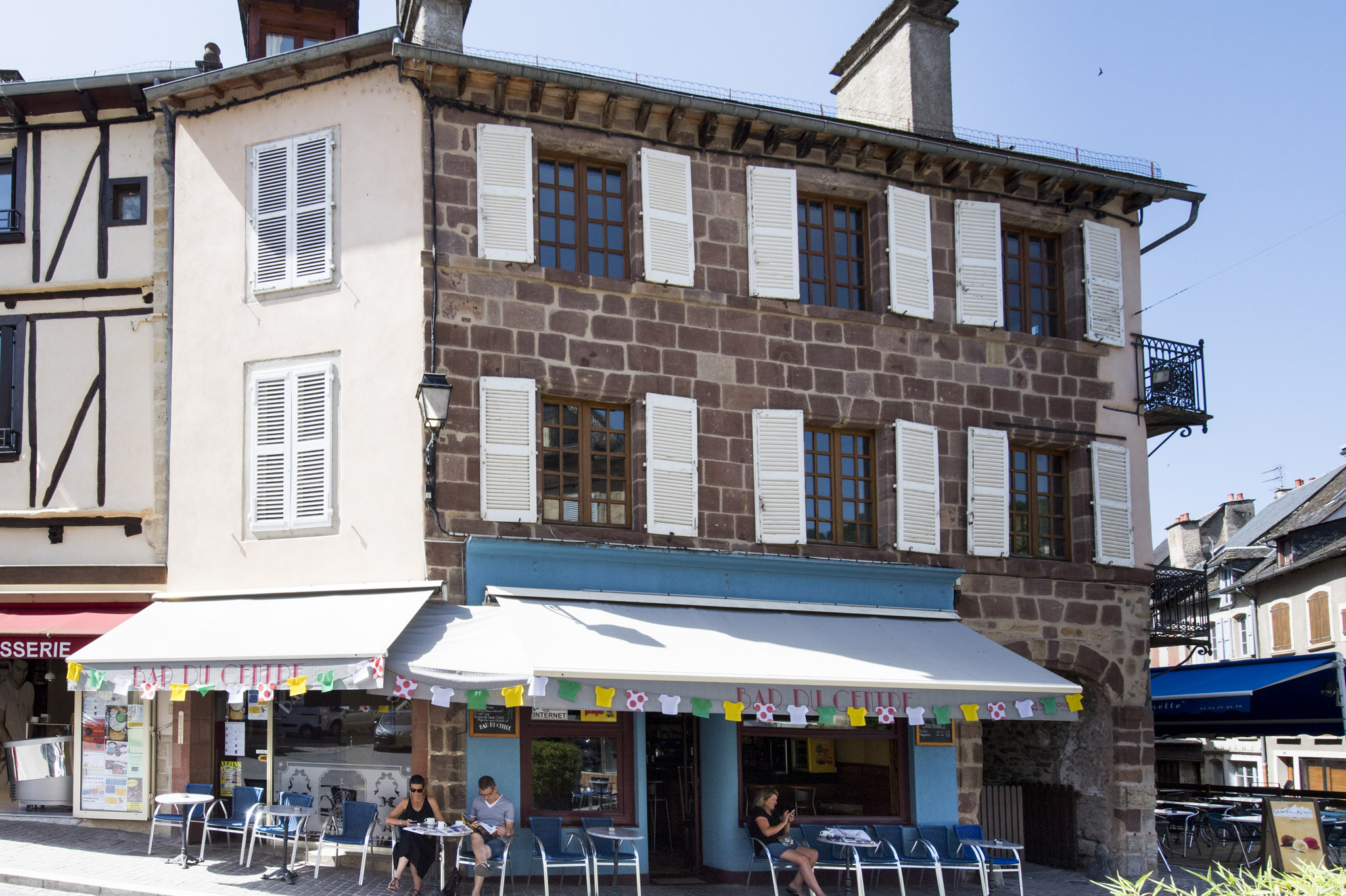 Vente cause évènement familial.

Idéalement situé aux pieds de l’Aubrac dans un village touristique qui triple sa population pendant l’été, ce débit de boisson est à la vente par sa propriétaire exploitante. La vente porte sur le FDC uniquement (possibilité de vente des murs comportant le local + logement).

Fort d’une clientèle d’habitués à l’année (siège de plusieurs clubs sportifs, lieu de rencontre des locaux,…), ce bistrot au charme du pub séduira le professionnel qui souhaite exploiter un établissement ayant de belles marges de développement (actuellement ouvert 6J/7 6h30-20h ; pas de diffusion sportive, pas d’animations). Aucun engagement brasseur, cafetier. Les nombreuses animations proposées durant la saison estivale sur cette commune dynamique (compétitions sportives, gros concert de l’été (KYO en 2025), fête de l’estive,…) représentent un levier de développement certain pour cette affaire. Aucun salarié à reprendre.

L’affaire, en l’état, dégage déjà une belle rentabilité récurrente pour 2 ETP.

Le matériel est complet et fonctionnel. Avec 57 places assises intérieures + 10 places en terrasses toutes saisons + 68 places en terrasse estivale (avec autorisation de la Mairie), cet établissement ouvre la porte à une exploitation à l’année avec une belle rentabilité récurrente pour le candidat qui souhaite s’investir. Une possibilité de snacking est également existante grâce à une petite cuisine déjà équipée en arrière-boutique.

Loyer des murs 1500€ mensuels (incluant le logement de fonction à l’étage), non assujetti, caution 3 mois de loyers. Frais de bail à la charge du preneur. Professionnel expérimenté exclusivement, démarrage au plus tôt.
 Prix : 
Vente du FDC 50.000€
Vente des murs optionnelle : 175.000€ (commerce 55.000€, logement 120.000€).
Premier contact par mail.