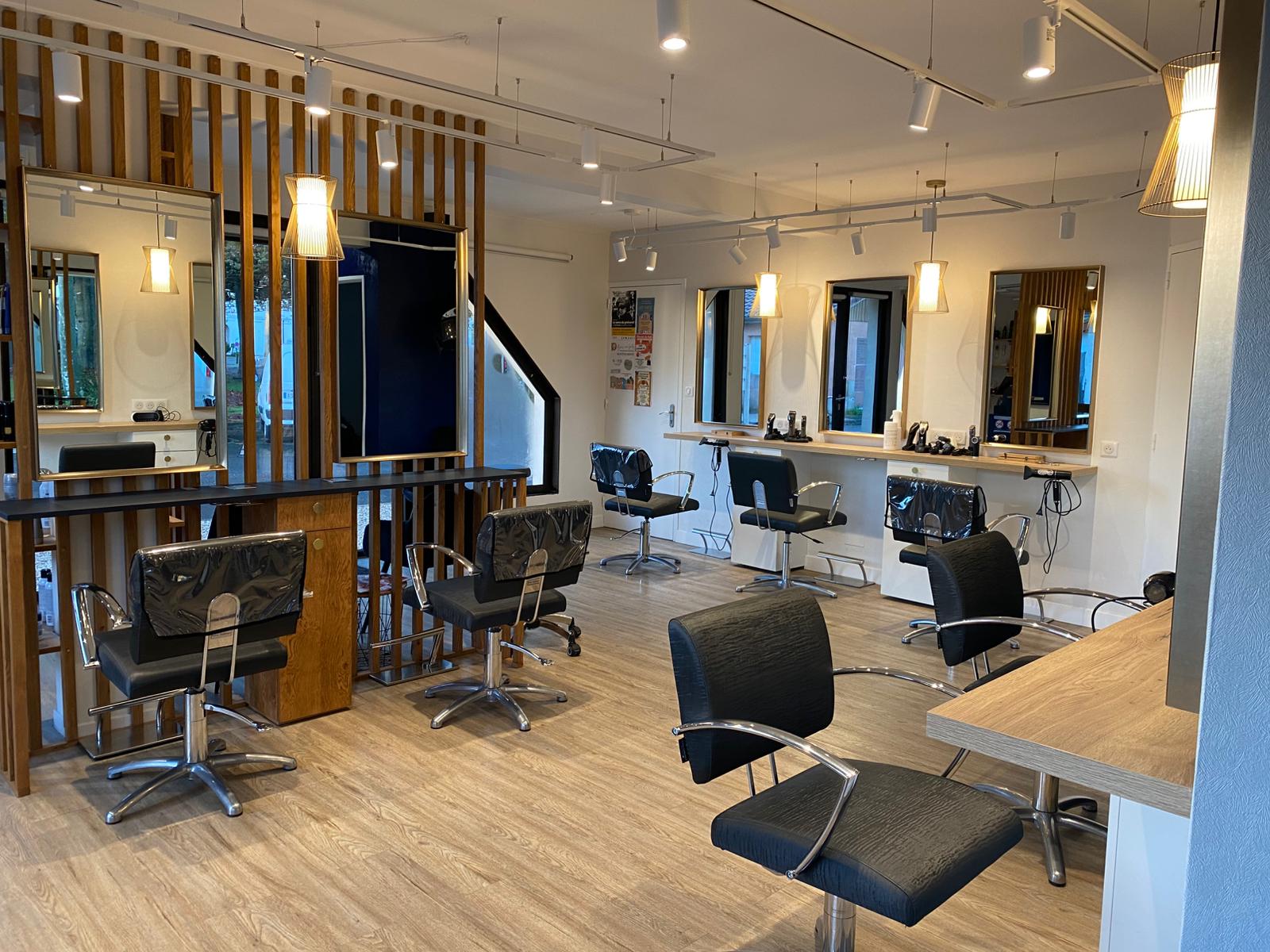 A vendre : fond de commerce  de salon de coiffure 

 – Belle opportunité à saisir !

Situé au centre du village de Labouheyre, ce salon de coiffure bénéficie d’une excellente visibilité et d’un accès facile avec parking à proximité. 
Implanté depuis plusieurs décennies, il bénéficie d’une clientèle fidèle et régulière.
Le local, d’une surface de 70 m², a été entièrement refait à neuf en 2023 et se compose de :

_ 8 postes de coiffage parfaitement agencés
_ 3 bacs à shampooing
_ une réserve fonctionnelle 
_ un bureau 
_ une buanderie avec un espace repas

L’activité est actuellement tenue par un exploitant et une salariée en CDI (37h).
👉 Possibilité de progression, le volume d’activité permettant de faire travailler jusqu’à 4 personnes.
Cette affaire clé en main est idéale pour un(e) professionnel(le) souhaitant s’installer dans une commune dynamique, au cadre de vie agréable, et reprendre une entreprise solide appuyée sur une clientèle locale fidèle et attachée au salon.

📍 Emplacement : Labouheyre (Landes)
📐 Surface : 70 m²
💡 Atouts : Local refait à neuf, belle visibilité, clientèle fidèle, fort potentiel de développement
💰Loyer mensuel  : 700 €