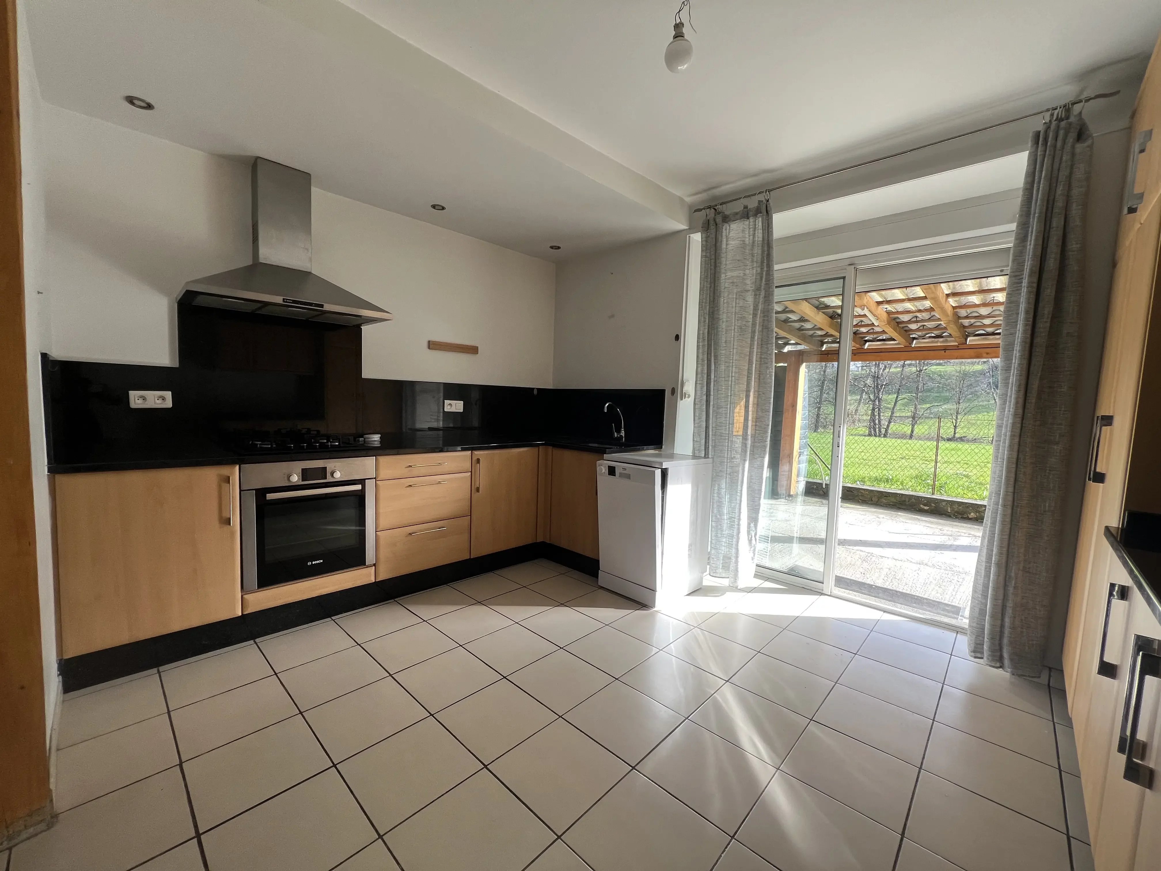 Dans le charmant village d’Argein, découvrez cette belle maison de village de 122 m² offrant de beaux volumes et de multiples possibilités ainsi que son local commercial attenant. 

Dès l’entrée, un couloir dessert un espace de vie chaleureux comprenant un séjour avec poêle et une cuisine ouverte, pour une surface totale de 29,56 m². À l’étage, vous trouverez quatre chambres spacieuses, allant de 11 m² à 18 m², ainsi qu’une salle d’eau avec WC entièrement rénovée (4,92 m²).

À l’extérieur, une agréable cour, soigneusement entretenue et entièrement clôturée, dispose d’une terrasse couverte idéale pour profiter des beaux jours, avec une vue dégagée sur les montagnes et les champs environnants.

Attenant à la maison, un local commercial offre de nombreuses opportunités : agrandissement de l’habitation principale, création d’une activité professionnelle ou encore projet locatif. Cette Ancienne épicerie au coeur du village manque aux habitants et a besoin de retrouver vie, que ce soit au travers d'une nouvelle épicerie, d'un snack, d'un salon de thé, les possibilités sont infinis . Un hangar de 53m2 complète ce bien permettant un grand stockage.

Un bien rare, alliant cadre de vie agréable et potentiel d’aménagement.