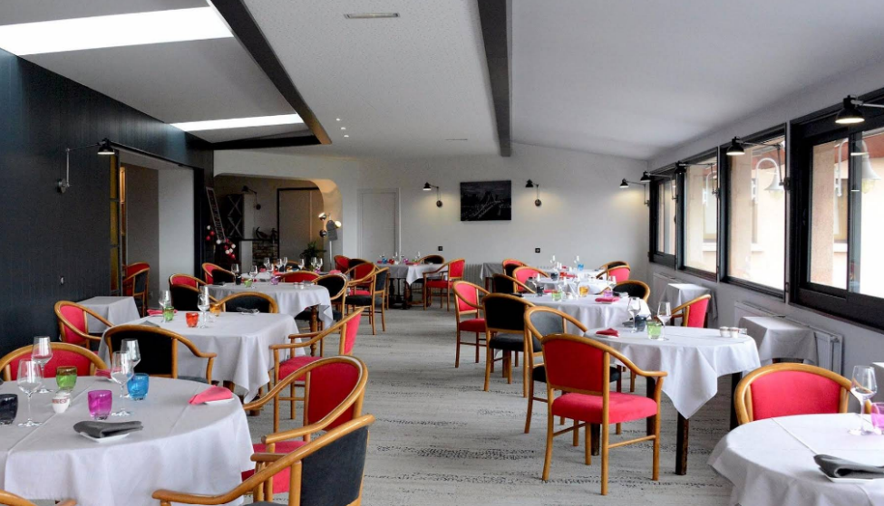 A cheval sur les départements de la Loire et du Rhône, Le Cergne est une commune de 620 habitants située dans un environnement rural et de moyenne montagne, mais à proximité de villes plus importantes telles que Cours-la-Ville, Charlieu, Thizy-les-Bourgs, Chauffailles ou encore Roanne. 
Au cœur du village et en bordure d’un croisement de deux routes départementales le « Bel ’Vue » un hôtel restaurant est tenu depuis 35 ans par un couple. 
Actuellement en recherche de repreneurs pour cause de départ à la retraite, les propriétaires gérants vendent le fonds de commerce qui peut être le cas échéant associé à la vente des murs. Dans ce cadre, les gérants, la communauté de communes et la commune s’associent afin de trouver un repreneur. 

D’accès facile, en plein cœur de bourg et jouissant d’une très bonne visibilité, le local dispose d’une importante superficie étalée sur 4 niveaux : 
-sous-sol : un grand espace à usage technique et de stockage (vestiaire du personnel, chambre froide, ...) + appartement des gérants de 100m2
-RdC (entrée principale) : accueil, salle de restaurant pouvant accueillir jusqu’à 80 personnes agrémentée d’une terrasse, salon, bar, cuisine
-1er étage : chambres d’hôtel
-2eme étage : chambres d’hôtel
Les extérieurs sont composés d’une grande terrasse, d’un parking sécurisé, et d’un jardin pour une superficie totale de 4000m2 (en partie inutilisables du fait du dénivelé). 

Concernant les horaires d’ouvertures pratiqués, le restaurant est fermé le vendredi, le dimanche soir et le lundi midi. 
L’activité est concentrée les lundis, mardi, mercredi et jeudi pour l’hôtel. Les week-ends et dimanches midis sont les jours les plus importants pour le restaurant.  
La clientèle se compose principalement de personnes en visite ou travaillant dans les grandes entreprises industrielles du secteur (Malerba, Plasse, Altrad, ...) et de personnes des alentours souhaitant profiter d’une cuisine qualitative le week-end. Des marcheurs parcourant notamment le chemin de St-Jacques-de-Compostelle et les motards ou voiture de collection en itinérance font également partie du panel de clients types. 
Un service traiteur de repas à emporter est également proposé. 
Cette fréquentation variée permet à l’entreprise d’avoir une activité plutôt régulière sur l’ensemble de l’année, le mois d’août étant toutefois le moins fréquenté. 

L’établissement est référencé aux Logis de France et classé 3 étoiles. 

A ce jour quatre salariés composent l’équipe en plus des deux gérants : 
-une femme de chambre (15h)
-une femme à tout faire (repassage, chambre, ...) (35h)
-une serveuse (35h)
-un pâtissier (30h)

Le poste de chef de cuisine est occupé par le gérant et sa compagne s’occupe principalement de l’accueil et du service. 
Le chiffre d’affaire se partage entre l’hôtel (130 000€) et le restaurant (480 000€). 
L’activité a été volontairement réduite ces dernières années par les gérants afin de préparer leur départ à la retraite. L’entreprise a connu par le passé jusqu’à 14 salariés et un chiffre d’affaire de 790 000€. 

Les établissement similaires et concurrents à proximité se situent à Charlieu (Le Relais de l’abbaye) à Thizy-les-Bourgs (Le Clos Fleuri). 

Le fonds de commerce est à vendre au prix de 220 000€. 
Le fonds peut être complété par l’achat des murs qui sont proposés au prix de 590 000€. 
Dans le cas où les murs ne seraient pas achetés, le loyer a été estimé et fixé au prix de 4000€ par mois. L’appartement est loué 700€. 
Dans l’ensemble des cas de figure possibles, les gérants actuels se portent volontaires pour accompagner les repreneurs dans le lancement de leur activité.