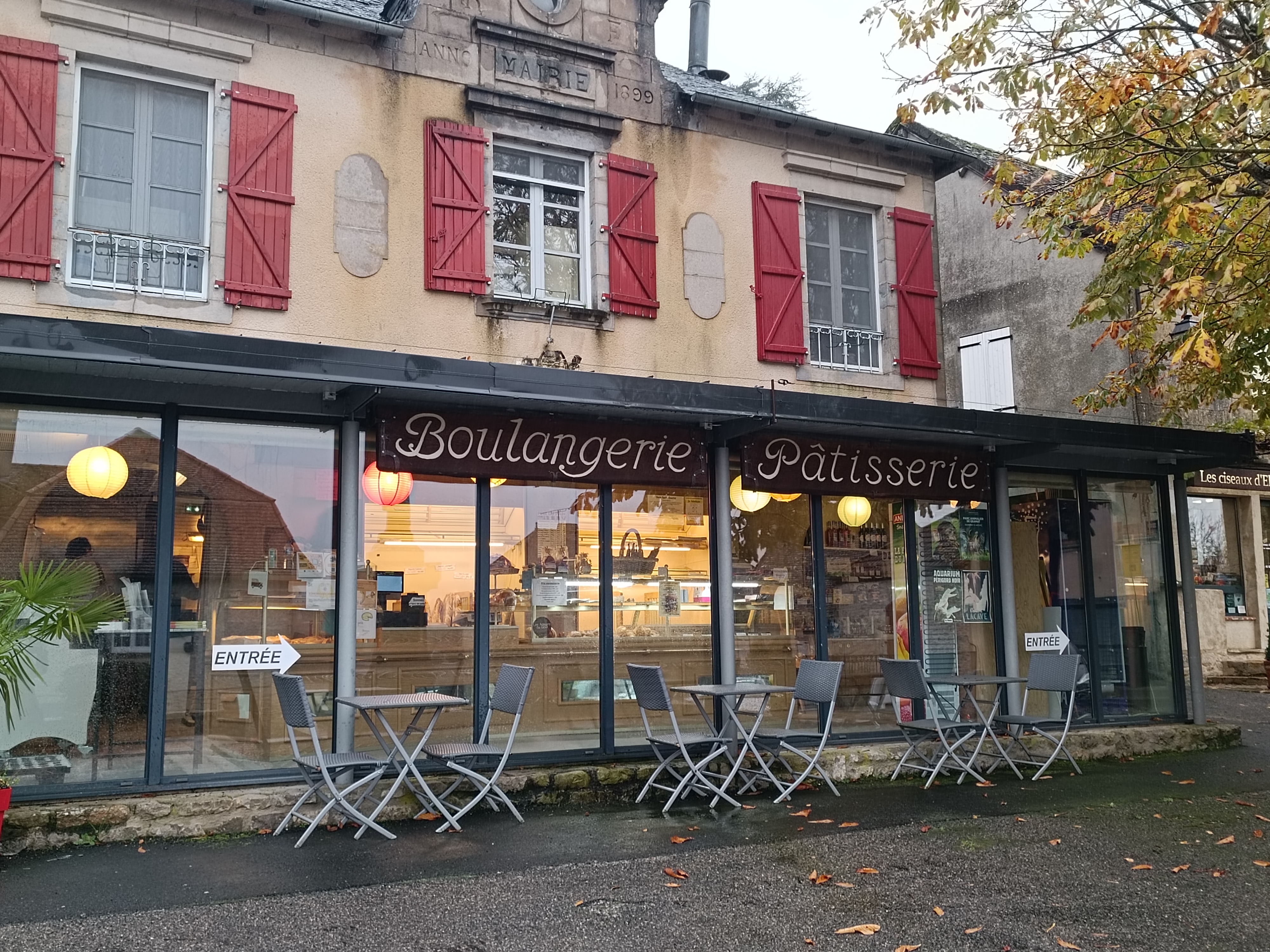 À louer : Local commercial – Laboratoire Boulangerie/Pâtisserie – Petites activités commerciales Thégra (46)

Opportunité à saisir pour un artisan boulanger, pâtissier, traiteur ou métier de bouche ou petites activités commerciales !

Situé au cœur de la charmante commune de Thégra (Lot) (village de 518 habitants avec nombreuses associations et manifestations annuelles), ce local commercial était exploité jusqu'à très récemment comme boulangerie-pâtisserie. Il est parfaitement adapté pour relancer une activité artisanale ou développer un laboratoire de production.

Localisation : Thégra (46500), village dynamique bénéficiant d'un bon passage touristique (à 3 km du Gouffre de Padirac) et d'une clientèle locale en attente d'un repreneur.

Superficie : Point de vente (30 m²) + atelier de fabrication (100 m²) : 2 laboratoires (rdc et 1er étage). 
Normes accessibilité. Climatisation réversible. Parkings sur place du village.

Les points forts du bien :
- Prêt à l'emploi : Agencement d'origine idéal pour une activité de boulangerie/pâtisserie.
- Conditions financières avantageuses : Pas de fonds de commerce à racheter (création ou transfert d'activité à moindre coût).
- Bail sécurisé : Signature d'un bail commercial classique (3/6/9).
- Loyer modéré : Conditions attractives pour faciliter votre installation et le démarrage de votre activité. 
- Aide financière communale au démarrage pour premiers équipements.

Local disponible à partir de septembre 2026.