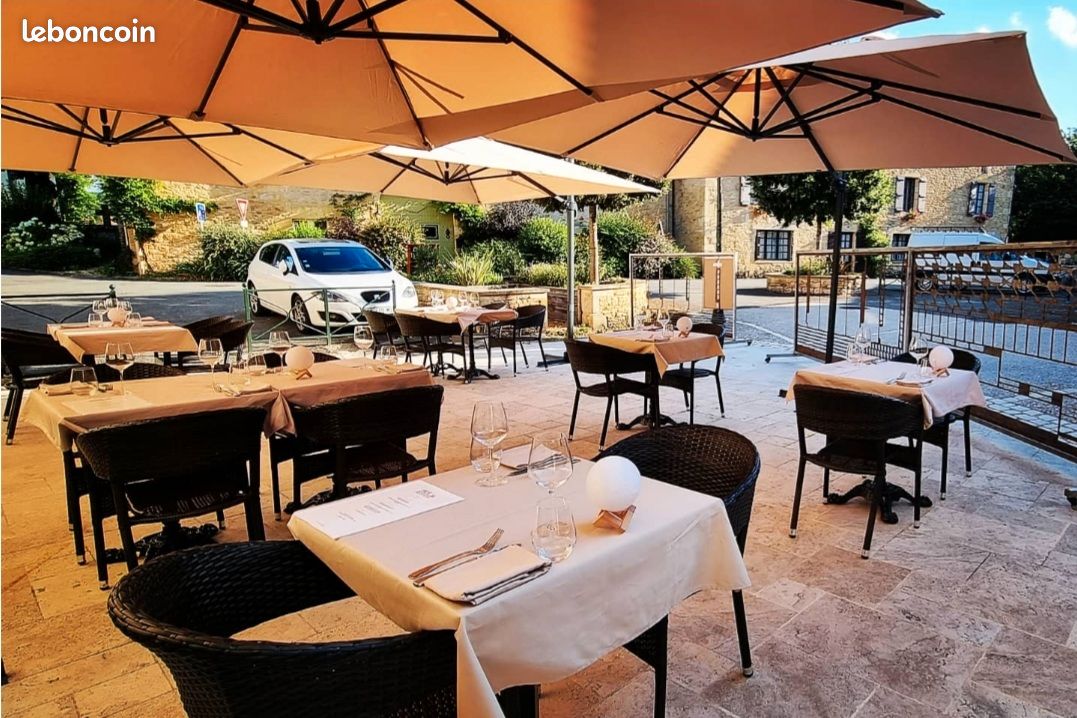 Situé dans le charmant village de Saint Martin le Redon, le restaurant "Le Loup Blanc" avec ses 4 chambres d'hôtes est une pépite à reprendre! Un établissement avec un bon niveau d'activité, connu pour son offre de restauration de qualité et son cadre agréable.

Salle de restaurant moderne et chaleureuse avec une capacité de 40 couverts, puis possibilité d'occuper une terrasse en devanture avec environ 40 couverts également. La cuisine professionnelle de 40m² est entièrement équipée avec du matériel entretenu. Espace pour 1 à 3 cuisiniers et 1 plonge. Equipement pour salle également compris (nappes, serviettes, vaisselle et couverts). La salle de restaurant possède un comptoir pour le bar, licence IV incluse, ainsi qu'un rayon épicerie (principalement épicerie fine).

Le restaurant est équipé avec une clim réversible (pompe à chaleur air/eau), double vitrage, isolation phonique/thermique pour un maximum de confort en toute saison.

Le commerce a un bel potentiel, CA moyen sur 3 ans de 310k € HT (croissance constante de +10%/an) avec EBE en 2024 de 28 400 €. Le fonds est cédé sans personnel mais la masse salariale actuelle est de 130k€, à titre indicatif. Le bâtiment appartient à la commune de Saint Martin le Redon, avec un loyer actuel de 1 200 €/mois charges comprises. (Bail incluant une part pour la location du restaurant et une part pour le logement de fonction). Développement possible sur les 4 chambres d'hôtes, non exploitées mais prêtes à l'emploi. Possibilité de création d'un espace bien être/SPA dans la cour intérieur. Coin épicerie du restaurant également à développer pour la population locale.

Logement de fonction de 95m² avec 2 chambres et 1 pièce pouvant servir de chambre/bureau, cuisine, salon, terrasse privative à l'étage. Idéal pour une famille ou du personnel.