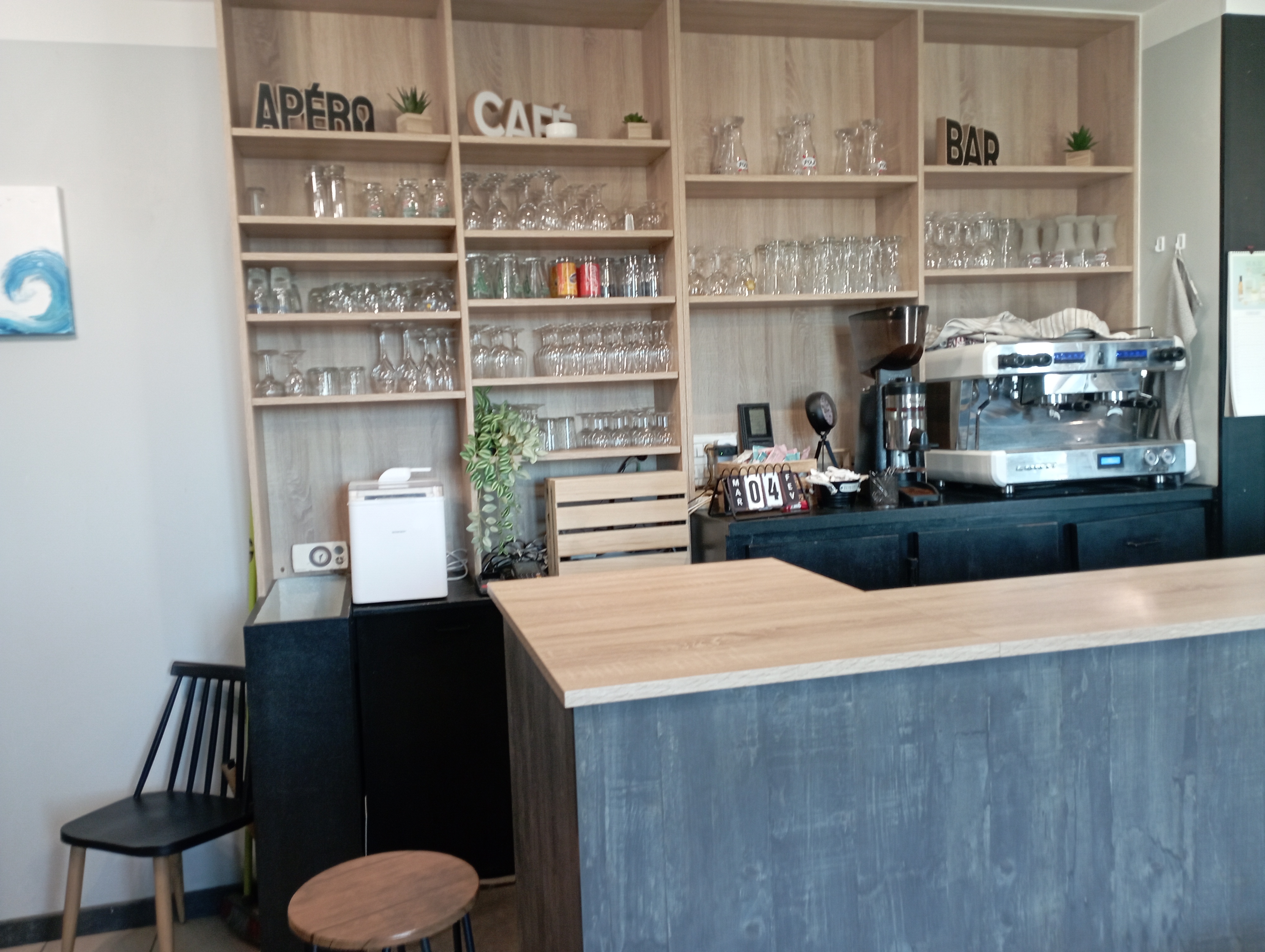 Bar PMU FDJ de quartier sociable, amicale, agréable. Belle clientèle très sympathique, tous les âges. Bar situé derrière la gare avec beaucoup de passage. Beaucoup d'amélioration et de projets dans le quartier. Arrivée de l'entreprise Thalès, entreprise Charal dans le quartier, beaucoup d'immeubles en construction, une crèche ect..... Sur Cholet, nous sommes que quatre Bar Pmu dont pas de mal de clients et de travail, possibilité même de développer snacking, sandwichs ou autre....
Maison attenante au Bar de 120 m², Cuisine, Salon Salle à manger, 3 Chambres, 2 Salle de Bain 2 WC. Terrasse extérieure pour accueillir les clients l'été....
Possibilité de louer la maison , les murs du bar ou d'acheter le tout.
Si vous souhaiter plus de renseignement n'hésitez pas à me contacter. 
Ci joint 3 photos du bar et 2 photos d'une partie de la maison.