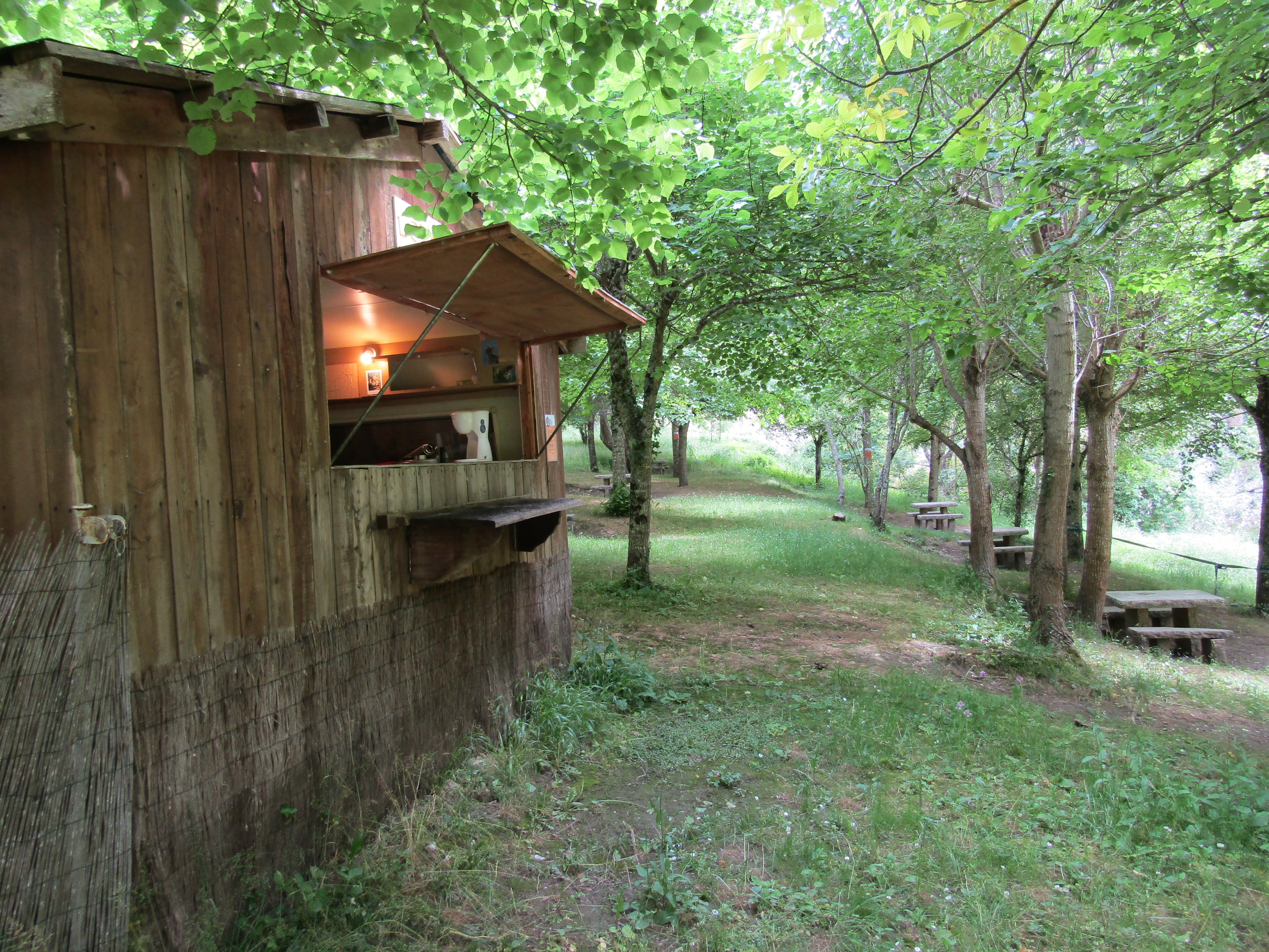 Dans l’un des sites les plus emblématiques des Gorges du Tarn, un restaurant -pizzéria-bar est à céder.  
Il se situe dans un hameau touristique, fortement fréquenté en période estivale.
L’établissement saisonnier se trouve en bordure du Tarn, avec un accès direct à la baignade, cette oasis accueille essentiellement des touristes.
Le restaurant dispose d’une salle de 25 couverts et de plusieurs terrasses ombragées, pour une capacité totale de 100 couverts.
L’établissement est situé sur un terrain d’un hectare, la partie arborée en bordure de plage est équipée d’une buvette indépendante et de 20 tables de pique-nique.
Le lieu permet d’accueillir des concerts.
Pas de salarié à reprendre.

Vente du fonds de commerce : 55 000€ 
Bail commercial : 1 024€ / mois comprenant la licence IV.