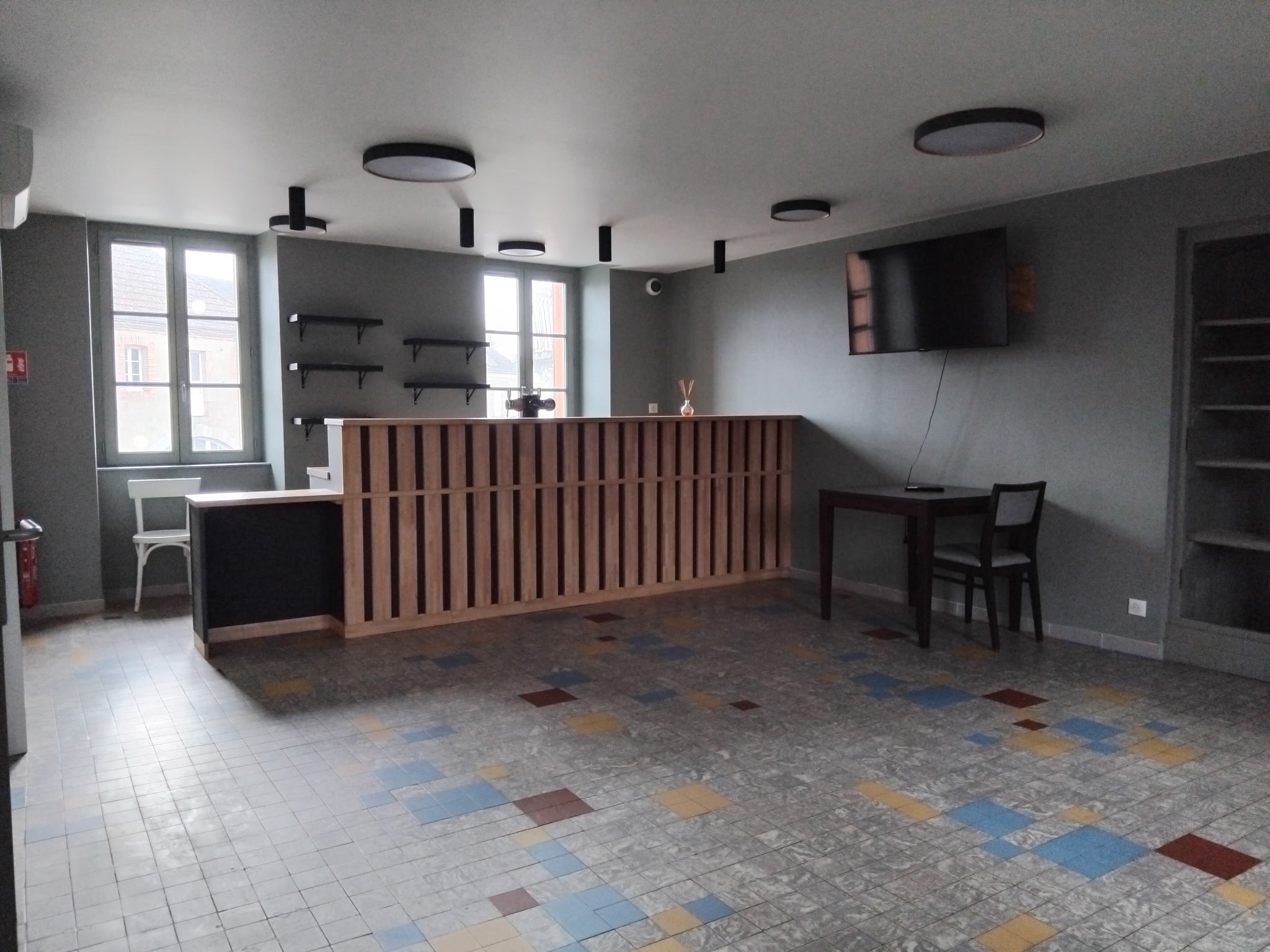 En cœur de bourg, le long de la RD996 reliant l’Allier au sud-Est de la Creuse.  L’emplacement est facilement identifiable et accessible, avec un passage régulier lié à la traversée du bourg et à la circulation locale.
L’activité est entièrement à imaginer !

Le bâtiment permet de développer :
· Une activité de bar de proximité ;

· Un restaurant ou toute forme de restauration (traditionnelle, locale, événementielle, thématique, cuisine du terroir, restauration de groupe) ;

· Une activité d’hébergement touristique (maison d’hôtes, gîte, accueil de randonneurs, hébergement familial, résidence de tourisme) grâce aux espaces disponibles aux étages ;

 · Une activité mixte et polyvalente associant restauration, événementiel, hébergement, animations culturelles ou activités de loisirs ;

· Toute initiative complémentaire au dynamisme local (espace coworking, brunchs, ateliers culinaires, soirées thématiques…).

Le bâtiment offre une configuration exceptionnelle pour un projet complet ou pluriel :

- Espace bar d’une capacité de 10 couverts ;

- Cuisine professionnelle entièrement équipée (liste des équipements sur demandes);

- Grande salle de réception pouvant accueillir entre 80 et 100 couverts ;

- Deuxième salle avec véranda, capacité 20 à 25 couverts ;

- Hébergement potentiel avec deux étages comprenant :

 => 5 chambres au premier étage,

=>  3 chambres au second étage ;

- Appartement indépendant, idéal pour les gérants ou pour une location complémentaire ;

- Travaux de rénovation à prévoir, avec prise en charge par la mairie du changement des fenêtres et de l’isolation par l’extérieur ;

 

Les modalités de mise à disposition du bâtiments sont flexibles :

- Bail emphytéotique avec possibilité d’achat au bout de 20 ans,

- Ou bail commercial classique.

L’intégralité des équipements de la cuisine sont disponibles à la vente uniquement dans le cadre de la reprise du commerce (possibilité de crédit-bail).


 À propos du territoire :

 Idéalement situé au carrefour du Plateau de Millevaches, de l’ancien bassin minier creusois et du département Marche et Combraille.

Ce territoire rural de 50 communes pour 13 500 habitants est à la fois une porte d’entrée et une vitrine de ce que la Creuse a à offrir.

La commune de Rougnat, située en Creuse au cœur de la région Nouvelle-Aquitaine, offre un cadre de vie rural de qualité, paisible et attractif.

Implantée dans un environnement naturel préservé, elle bénéficie d’un positionnement stratégique entre l’Auvergne et le Limousin, à proximité de centres d’activité comme Évaux-Les-Bains et Auzances.

Son territoire accueille une population locale fidèle et un flux touristique saisonnier lié à la randonnée, à la nature et aux activités de plein air.

 
Les aides économiques disponibles

Lors de la reprise de ce commerce, accompagnés par nos chargés de mission, vous pourrez vous rapprocher de la Région Nouvelle Aquitaine pour candidater à l’obtention d’aides sous forme de subvention pour des investissements matériels.

Les taux et conditions d’éligibilité sont définis selon un règlement d’intervention et peuvent être amenés à varier entre la parution de cette offre de reprise et votre prise de contact. Renseignez-vous auprès de ces organismes.

 Marche et Combraille en Aquitaine via le dispositif ACP :

          - 30% avec un plafond d’aide de 22 500 € avec un montant minimum de   dépenses de 1 500€.

 Région Nouvelle - Aquitaine :

          - 50% maximum avec un minimum de 8 000 de dépenses éligibles.

 Initiatives Creuse :

         - Prêt d’honneur à taux 0, en complément d’un prêt bancaire.