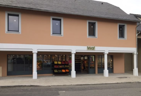 Vous souhaitez investir dans un commerce alimentaire en franchise clé en main sous enseigne ? Cette offre peut répondre à votre projet !
Description du magasin:
 magasin rural, au centre du village, places de parking.
Services existants : FDJ/Presse/Cash back/cigarette électronique/vente CBD/salon de thé/poisson frais(une fois semaine/Relais UPS/pain et viennoiserie artisanale.
Possibilité de faire un terrasse extérieure, village touristique été et hiver, à 45mn des stations de ski et 1h30 de la plage.
Magasin sous vidéo-surveillance et alarmes (contrat JDC), matériel de moins de 3 ans.
Informations sur le magasin:
Prix de cession : 100000 €
Apport personnel : 15000 €
Loyer annuel Hors-Taxe Hors Charges : 9600 €
Chiffre d’affaires annuel Toute Taxe Comprise : 293000 €
Surface de vente : 150m²+ 20 m2 réserve
Type de contrat : Franchise
JOURS D’OUVERTURES ET HORAIRES : (hiver)lundi au vendredi 8h 13h30 et 14h30 19h samedi 8h 19h  (été)lundi au samedi 8h 19h30
Exemple : Lundi 8h30 - 13h / Du Mardi au Samedi 9h - 19h / Dimanche fermé"