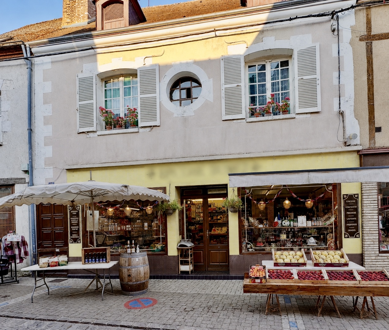 Commerce historique implanté à l’est du Loiret – Limite Bourgogne, dans une commune rurale d’environ 1900 habitants. Cette commune bénéficie d’un tissu économique local composé de commerces et de services de proximité qui contribuent à l’animation du centre‑bourg et assure une fréquentation régulière et qualitative.

 Cette épicerie propose une sélection soignée de produits : épicerie fine, crèmerie, confiserie, cave, primeur et produits locaux. Ainsi que des prestations complémentaires telles que : plateau de fromage, de fruits, panier garni, etc…, ou livraison. 

L’établissement bénéficie d’un emplacement recherché dans une rue commerçante, offrant une excellente visibilité auprès d’une clientèle locale fidélisée et d’un passage accru en période estivale. Il dispose d’une excellente visibilité grâce à sa vitrine de 10 ml, ses 30 m² de surface de vente et ses 30 m² de réserves. Le matériel est complet, fonctionnel et bien entretenu, ne nécessitant pas de travaux.

Ouverture du mardi au samedi de 8h30 à 12h30 – 15h00 à 19h30 et le dimanche matin de 9h00 à 12h00.

Chiffres d’affaires moyen 300 000 € - 120 clients/jours – panier moyen 30 €

Loyer 400 €/mois

Prix du fonds 85 000 € (hors stock)
