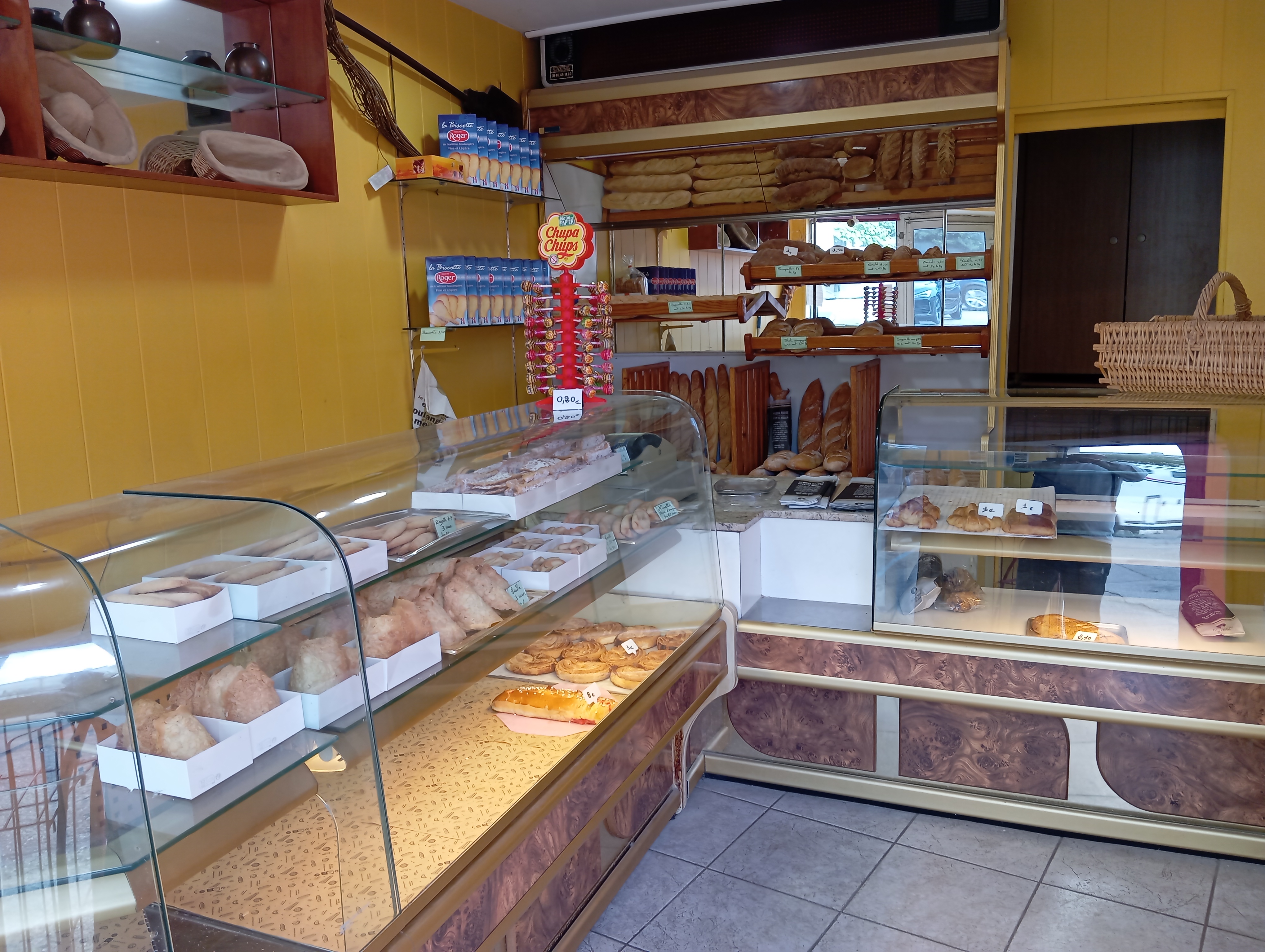 �
� 🏠 PROJET BOULANGERIE – 2 OPTIONS – VÉRITABLE OPPORTUNITÉ. 
�  CA : 75 000 euros 
� Suze-la-Rousse – Drôme provençale 

� LE PROJET 
Boulangerie existante avec clientèle locale, proposée dans le cadre d’un départ à la retraite. 

� Activité aujourd’hui exploitée sur des horaires limitées (uniquement le matin), ce qui explique un chiffre d’affaires en dessous de son potentiel. 

� Affaire sous-exploitée, avec développement immédiat possible : 
élargissement des horaires/ cuisson toute la journée. 
snacking / produits complémentaires. 
meilleure organisation 

� 2 OPTIONS D’ACHAT 

� Option 1 – Fonds de commerce : 15 000 € 

� Installation avec logement inclus, via bail commercial 
� Idéal pour une première installation 
� Faible investissement de départ 

� Option 2 – Fonds + murs : 260 000 € 

� Ensemble complet (commerce + logement) 
� Surface d’environ 200 m² 
� Projet clé en main 

� LE POSITIONNEMENT 

� Ce n’est pas une affaire “faible” 
➡️ C’est une affaire sous-exploitée avec un fort potentiel 
� Historique de chiffre d’affaires plus élevé 
� Marge de progression évidente 

� PROFIL RECHERCHÉ 

� Acheteur avec : 
projet concret (installation ou reconversion sérieuse) 
apport personnel (50 000 euros environ) 
volonté de développer l’activité 

� LES ATOUTS 

✔ Clientèle existante 
✔ Logement inclus 
✔ Faible prix d’entrée possible 
✔ Deux options d’acquisition 
✔ Potentiel immédiat 
✔ Secteur actif 

⚡ OPPORTUNITÉ 

� Idéal pour personne motivée souhaitant reprendre une activité existante et la 
développer rapidement. 
                                 ➡️ Projet sérieux uniquement