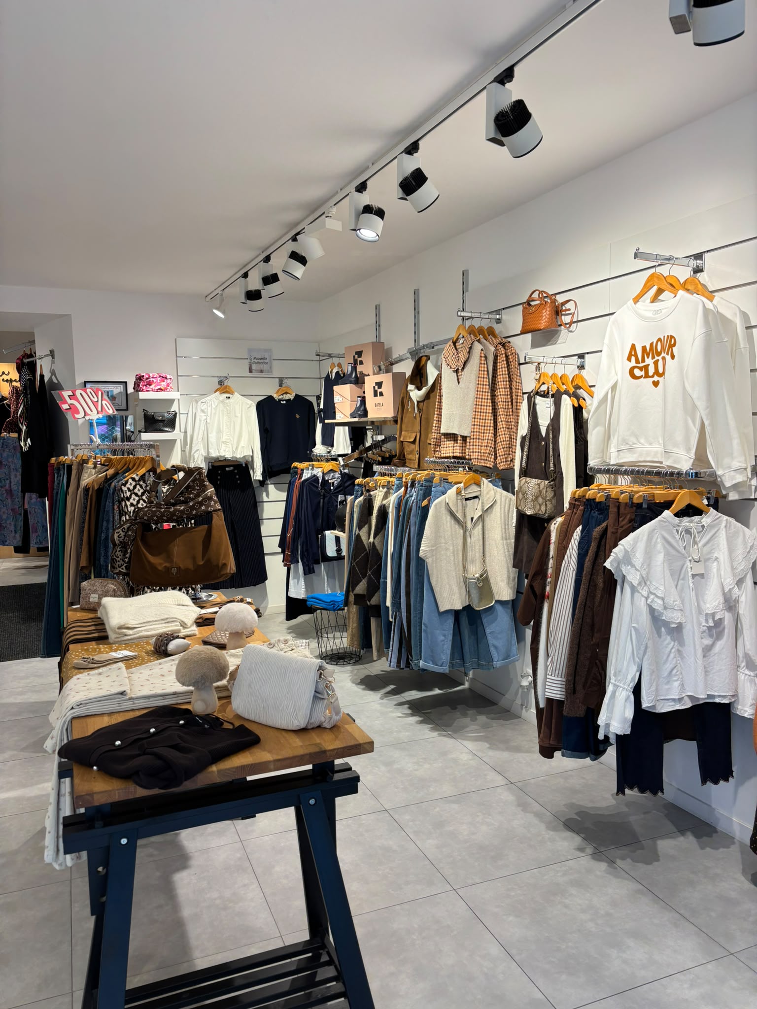 Particulier vend Fonds, bail commercial, de prêt à porter et accessoires Féminins, Mulitimarques, 45m2 + réserve + terrasse, WC. Très belle affaire, EBE positif, dividende chaque année. Ouvert à l'année depuis 2020. Libre de suite. Curieux s'abstenir. Possibilité de rachat du stock