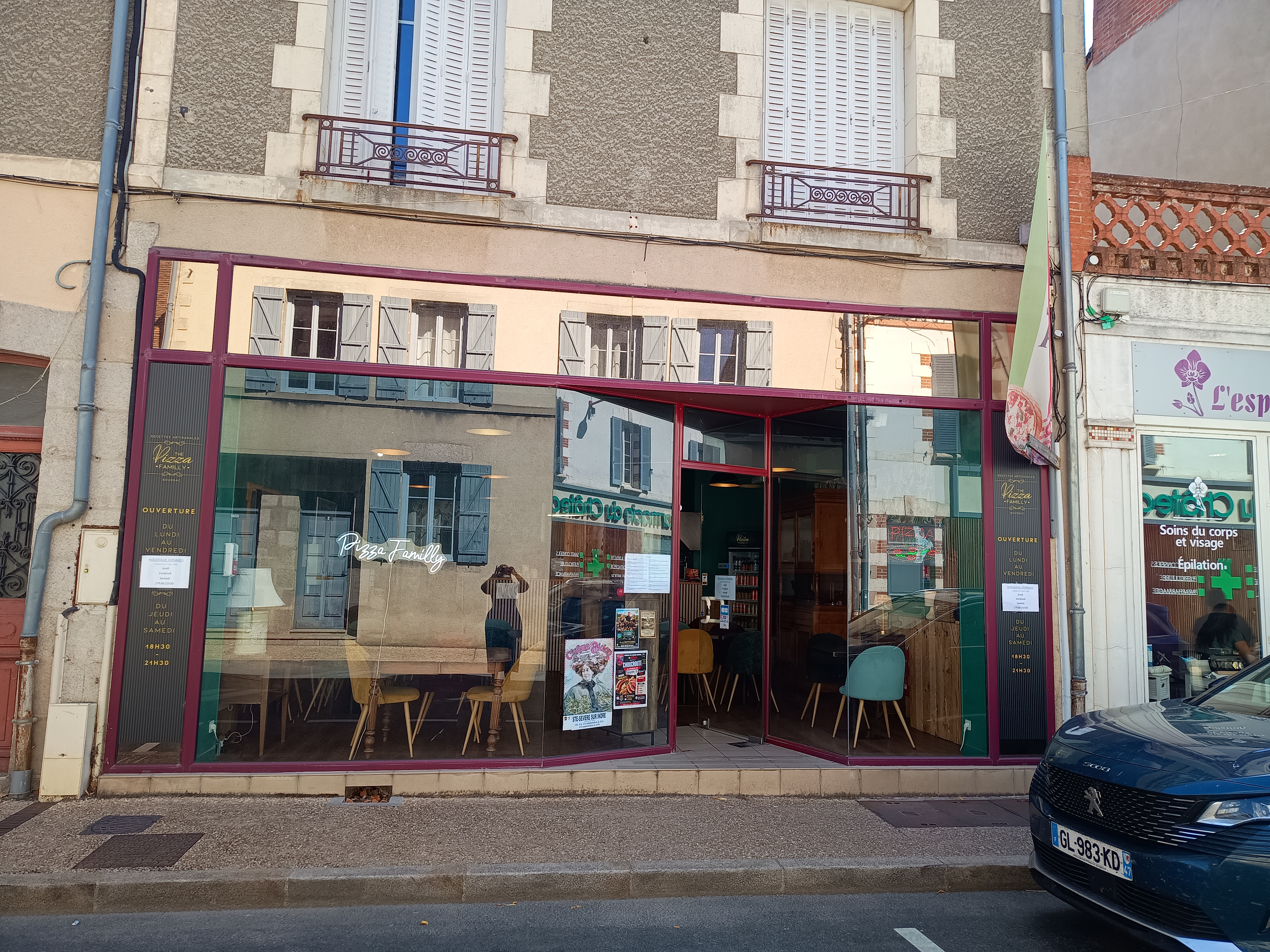 Une belle opportunité clé en main avec fort potentiel de développement

Située en plein cœur de Boussac, à deux pas d'un parking, cette pizzeria récemment créée dispose déjà d'une clientèle fidèle et d'un potentiel de croissance important.

Chiffres d'affaires en forte progression

2024 : 47 000 € de CA sur 9 mois d'activité (malgré un problème de santé du dirigeant dès l'ouverture)

2025 : 100 000 € de CA

Cette évolution témoigne de l'attractivité de l'établissement et de la qualité de sa clientèle.

Un établissement fonctionnel et évolutifLes locaux comprennent :

✅ Une salle de restauration de 23 couverts entièrement aménagée

✅ Une seconde salle pouvant accueillir 17 personnes (groupes, événements privés, réunions…)

✅ Une grande salle de 100 m² offrant de nombreuses possibilités d'aménagement et de développement d'activité

✅ Possibilité d'aménager une terrasse à l'arrière du bâtiment (sous réserve d'accord avec le propriétaire)

✅ Accès PMR / personnes à mobilité réduite

✅ Equipements quasi neuf, Travaux récents, Electricité remise aux normes en 2024

 

Une clientèle déjà constituée

Plus de 600 clients fidèles recensés

Excellente réputation locale

Activité bénéficiant d'un afflux touristique important de juin à septembre

Conditions locatives attractives

Loyer : 650 € HT/mois

Charges : 30 €/mois

Accompagnement du repreneur

Le dirigeant actuel est prêt à accompagner le repreneur lors de la prise en main de l'établissement afin de faciliter la continuité de l'activité et la fidélisation de la clientèle.

Motif de la vente

Suite à un problème de santé survenu peu après le lancement de l'activité, le gérant est contraint de cesser son exploitation. Cette cession n'est donc pas liée à la rentabilité ou au potentiel de l'entreprise.

Prix de vente du fonds de commerce? 35 000 €

Une opportunité rare pour un professionnel de la restauration ou un porteur de projet souhaitant reprendre une activité rentable, disposant encore de nombreuses perspectives de développement (terrasse, exploitation de la salle de 100 m², élargissement de la carte, accroissement de l'activité touristique...).

Dossier complet et informations complémentaires sur demande.

Les plus :

Accompagnement assuré par le cédant.

Affaire située en Zone FRR (France Ruralités Revitalisation) ouvrant à des exonérations fiscales et sociales.

Une commune très engagée pour l'accueil des nouveaux arrivants