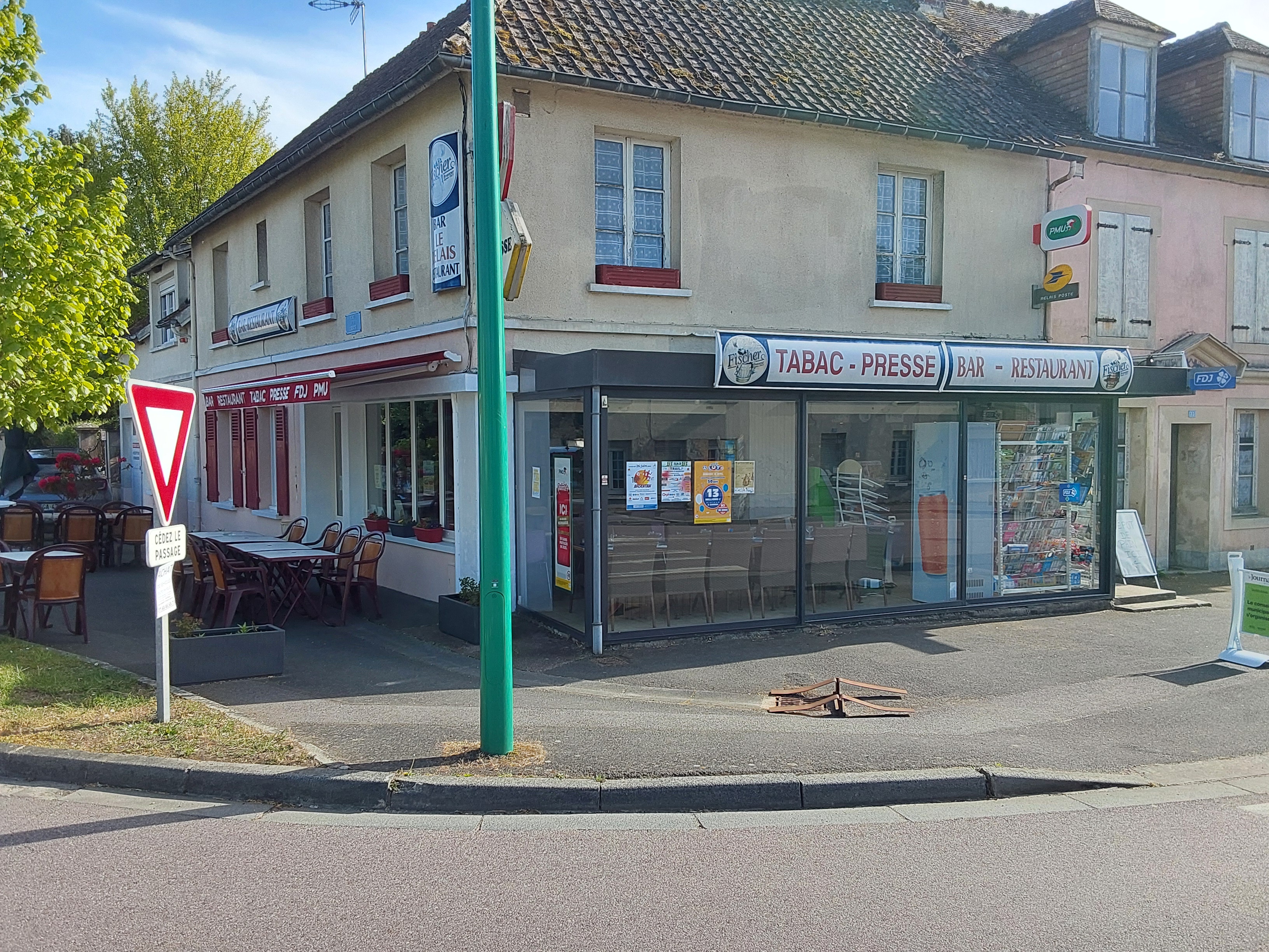 Activité  tenue et développée depuis 21 ans en commerce de proximité et multi activités. Cadre de vie agréable  Très bon emplacement no 1 avec clientèle fidèle Fort potentiel