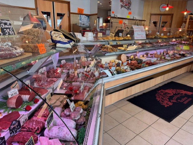 Installés depuis 1991 sur la commune M. et Mme BARREL souhaitent prendre leur retraite et vendent leur fonds de commerce de boucherie, charcuterie, traiteur.
Le magasin est installé au cœur de la ville de 7500 habitants sur une artère commerciale.
Le local comprend un magasin de 40 m2, 3 laboratoires distincts avec 3 chambres froides (boucherie, charcuterie, traiteur) pour une surface totale de 250 m2. Le matériel est récent et comprend 1 congélateur et un séchoir à saucisson.
CA annuel = 580 K€ - Prix de vente du FDC = 250 K€ 
Le loyer mensuel est de 2500 €