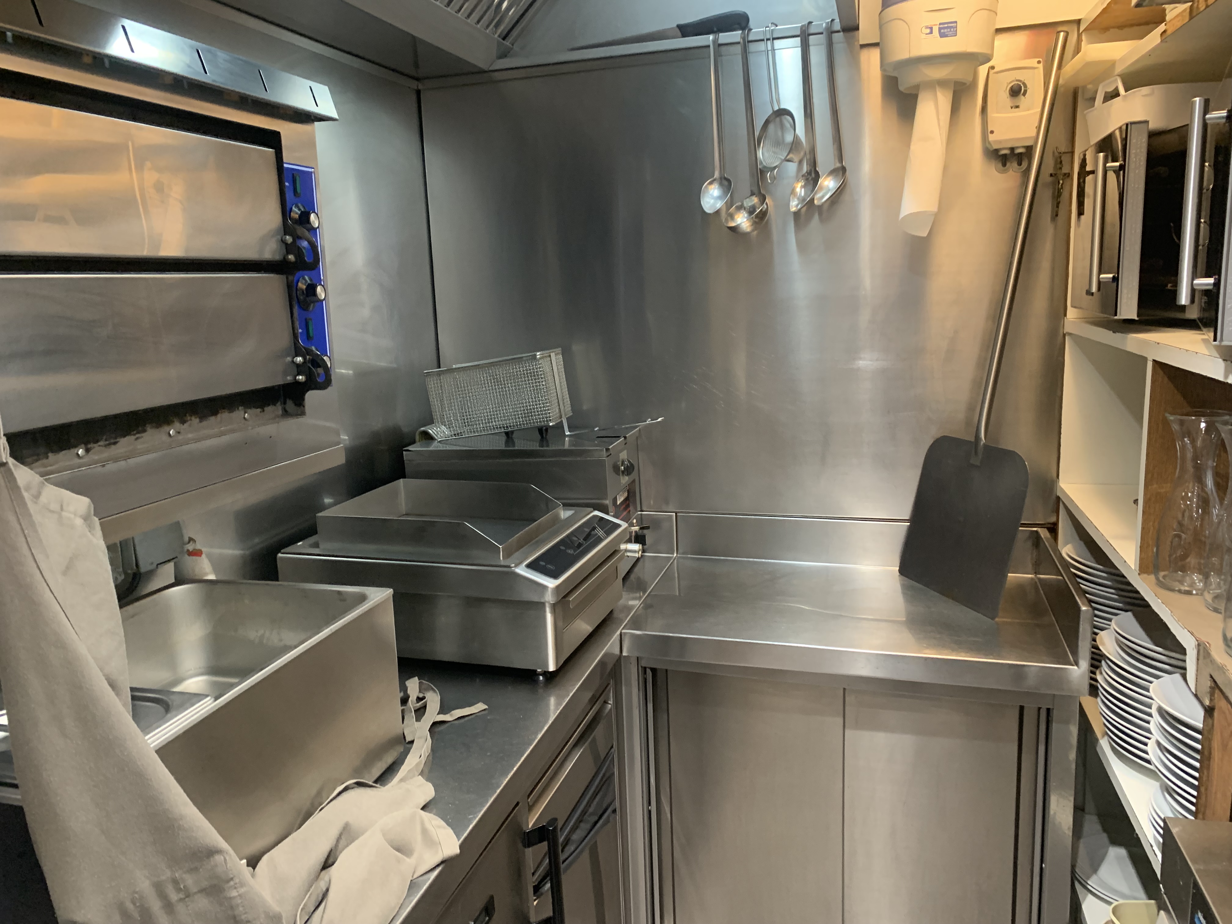 Description
Dpt Tarn (81), à vendre LACAUNE Bar - Brasserie

Opportunité Exceptionnelle à Saisir !

Vous recherchez une affaire florissante dans un cadre pittoresque ? Ne cherchez plus ! Nous avons le plaisir de vous présenter ce magnifique fonds de commerce d'un bar-brasserie avec PMU et Française des Jeux, accompagné de la vente des murs, situé au cœur d'un village touristique. 
Lacaune les bains 90km (1h15mn) de la méditerranée et 200 km des Pyrénées

Description des Locaux :

Rez-de-chaussée : Le bar-brasserie, aménagé avec goût, offre une capacité d'accueil de 60 places à l'intérieur et 50 places en extérieur sur une splendide terrasse agrémentée d'une fontaine d'eau. La cuisine traditionnelle et la restauration rapide ravissent une clientèle habituée locale, familiale et touristique de passage.
Premier Étage : Un appartement de type T2, parfait pour le propriétaire ou le gestionnaire.
Deuxième Étage : Un appartement de type T3, idéal pour un investissement locatif ou un logement de fonction.
Potentiel de Développement :

Avec son emplacement privilégié au sein d'un village touristique, cette affaire offre un fort potentiel de développement. Que ce soit par l'organisation d'événements, l'extension des horaires d'ouverture ou la diversification de l'offre, les possibilités sont nombreuses pour augmenter le chiffre d'affaires et la rentabilité de l'établissement.
Points Clés :

Emplacement de choix dans un village touristique
Clientèle locale, familiale et touristique de passage
Infrastructure complète avec bar, brasserie, PMU et Française des Jeux
Belle terrasse extérieure avec fontaine d'eau
Cuisine traditionnelle et restauration rapide
Appartements T2 et T3 inclus dans la vente des murs

Possibilité d'acquérir uniquement le fonds de commerce