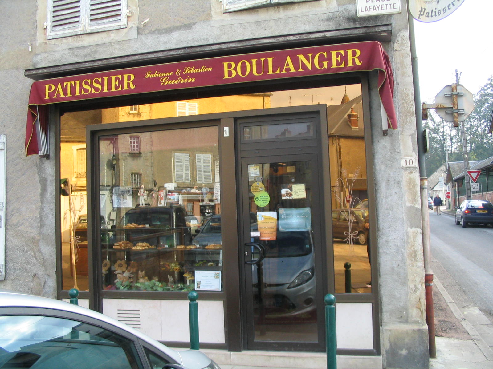 Vous souhaitez vous impliquer dans la vie d’une commune dynamique ?
Vous souhaitez vous lancer dans le commerce de proximité ?
Vous recherchez un cadre de vie de qualité ?

La boulangerie pâtisserie de Moulins-Engilbert cherche un repreneur du fonds de commerce et des murs, cause raisons de santé.

L'ENTREPRISE

Boulangerie active depuis 23 ans, prônant le tout fait maison
Clientèle fidèle
Le commerce est situé sur la place principale de la commune.

EQUIPEMENT DE LA BOULANGERIE

- 1 four électrique, 3 bouches sur 6 tapis de 2,50x0,70m chacun
- 1 tapis enfourneur
- 1 pétrin 65L
- 1 diviseuse
- 1 repose pâton
- 1 chambre de panification
- 1 façonneuse
- 1 laminoir
- 1 marbre réfrigéré
- 1 marbre non réfrigéré
- 1 refroidisseur à eau
- 1 chambre à farines 23 quintaux
- 1 vitrine réfrigérée
- 1 échelle à pains
- 1 présentoir
- divers matériel de boulangerie pâtisserie
Matériels parfaitement entretenus

DESCRIPTION DES MURS

Fournil de 45 m²
Espace de vente de 15 m²
Maison d'habitation de 170 m² habitable, avec une très belle cours de 250 m²
- 1 salon de 11 m²
- 1 cuisine de 10 m²
- 4 chambres (2 de 21 m² et 2 de 12 m²)
- 1 salle à manger de 19 m²
Chauffage central avec pompe à chaleur

LOCALISATION

Idéalement situé sur la place Lafayette de la commune de Moulins-Engilbert. A 57 km de Nevers et 132 km de Dijon, MOULINS-ENGILBERT est un charmant petit bourg médiéval de 1600 habitants, avec ses hameaux, situé dans le Parc Naturel du Morvan, dans la Nièvre. Riche de ses patrimoines naturels et culturels situés au centre de la Bourgogne, Moulins-Engilbert est un village attractif et dynamique, au cœur d’une région préservée, entre les grands lacs du Morvan (Panneciere et des Settons) et le Canal du Nivernais. Le villlage est situé à 10 min de la station thermale de St Honoré les Bains et à 30 min du site historique et touristique de Bibracte, vieux de plus de 2000 ans, qui attire plus de 80 000 visiteurs par an. Le village accueille plusieurs festivals et est très vivant grâce au tissu associatif et sportif important.

CONTACT
Sébastien GUERIN - 03 86 84 22 45