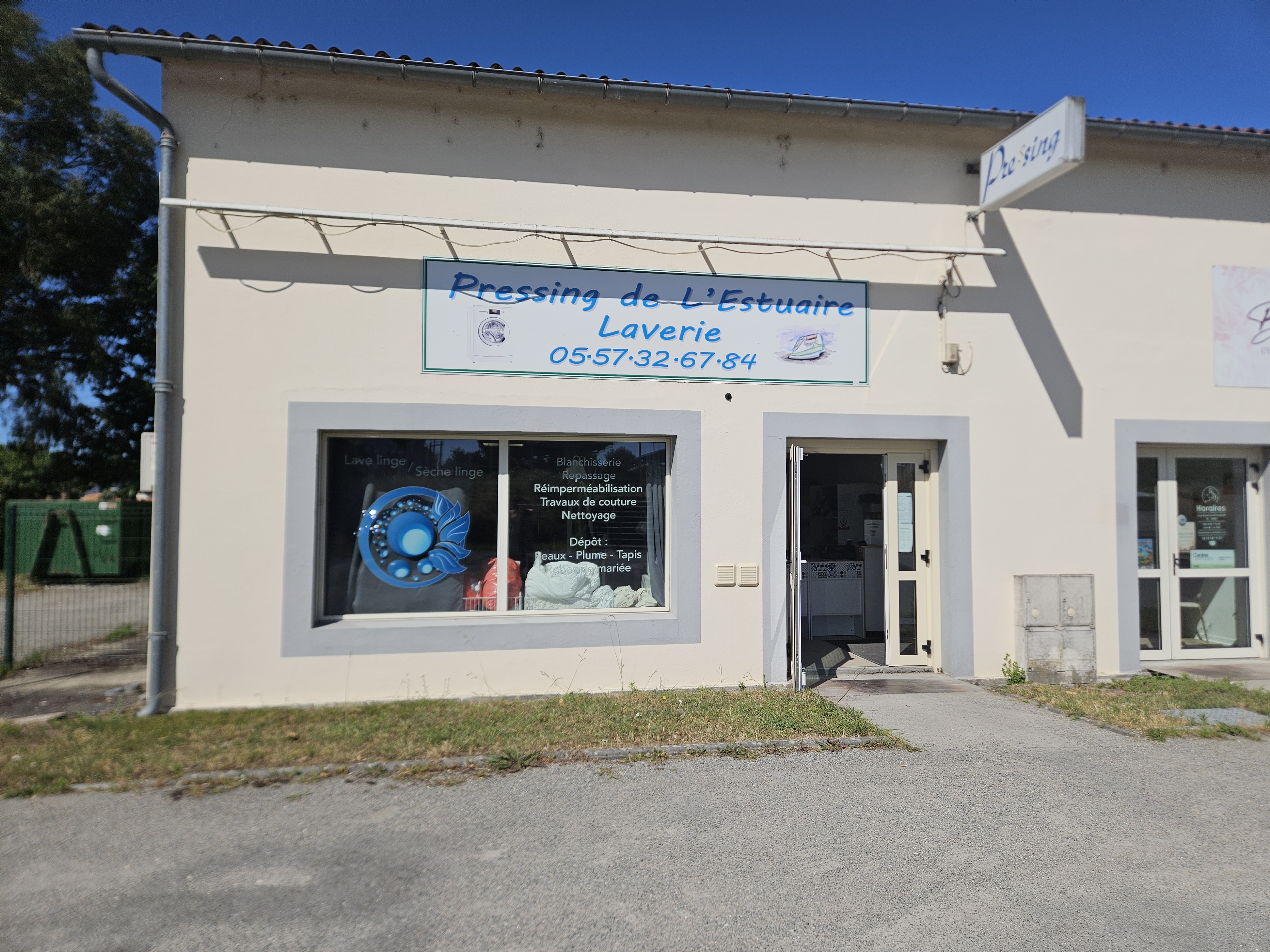 Pressing en aquanettoyage.
50 m2.
Clientèles particuliers et professionnels fidèles. 
Tout le matériels en bon état. 
Idéalement situé avec parking. 
Proche de 2 grandes surfaces et du centre ville. 
Loyer modéré. 
Petit prix de vente cause santé.