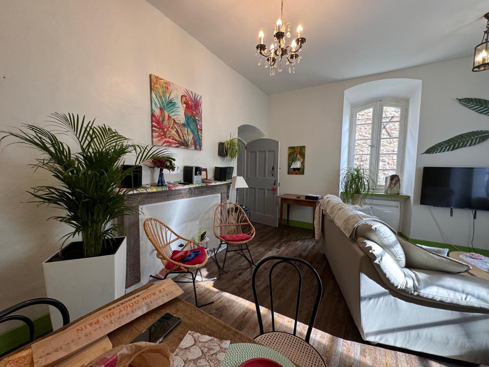 Opportunité Exceptionnelle et rare : Chambres d'Hôtes de Charme au Cœur d'une Cité Médiévale UNESCO dans les Pyrénées orientales.
Saisissez une opportunité rare d'acquérir une magnifique propriété de chambres d'hôtes nichée dans les remparts d'une cité médiévale fortifiée par Vauban, classée au patrimoine mondial de l'UNESCO. Cette superbe bâtisse en pierre, entièrement rénovée avec goût, allie élégance, raffinement et histoire pour offrir une expérience unique à ses visiteurs.
Un Bien d'Exception Sans Travaux à Prévoir
D'une superficie de 300 m² répartis sur quatre niveaux (R+3) et bénéficiant d'une exposition plein sud, cette propriété comprend :
•	Quatre chambres d'hôtes de charme prêtes à accueillir vos futurs clients.
•	Une salle de petits déjeuners conviviale.
•	Un logement de fonction spacieux.
Au total, le bien offre 7 à 8 pièces, toutes décorées avec soin où l'histoire des lieux se mêle harmonieusement au confort moderne. Aucuns travaux n'est à prévoir : la toiture est en excellent état et toutes les fenêtres sont en doubles vitrages.
Emplacement Stratégique et Rentabilité Avérée
Idéalement située à l'entrée principale de la cité, la propriété bénéficie d'un emplacement de premier choix sur un axe routier très fréquenté, reliant la mer et la montagne. Elle se trouve à seulement 1 heure de Perpignan et 1 heure de l'Andorre, garantissant un flux constant de visiteurs.
Avec un prix moyen par chambre de 110€, cette activité de chambres d'hôtes présente une rentabilité avérée.
Prix de Cession
L'ensemble des murs et du fonds de commerce est proposé au prix de 360 000€.
https://anciennepostedelacite.com/photos/
