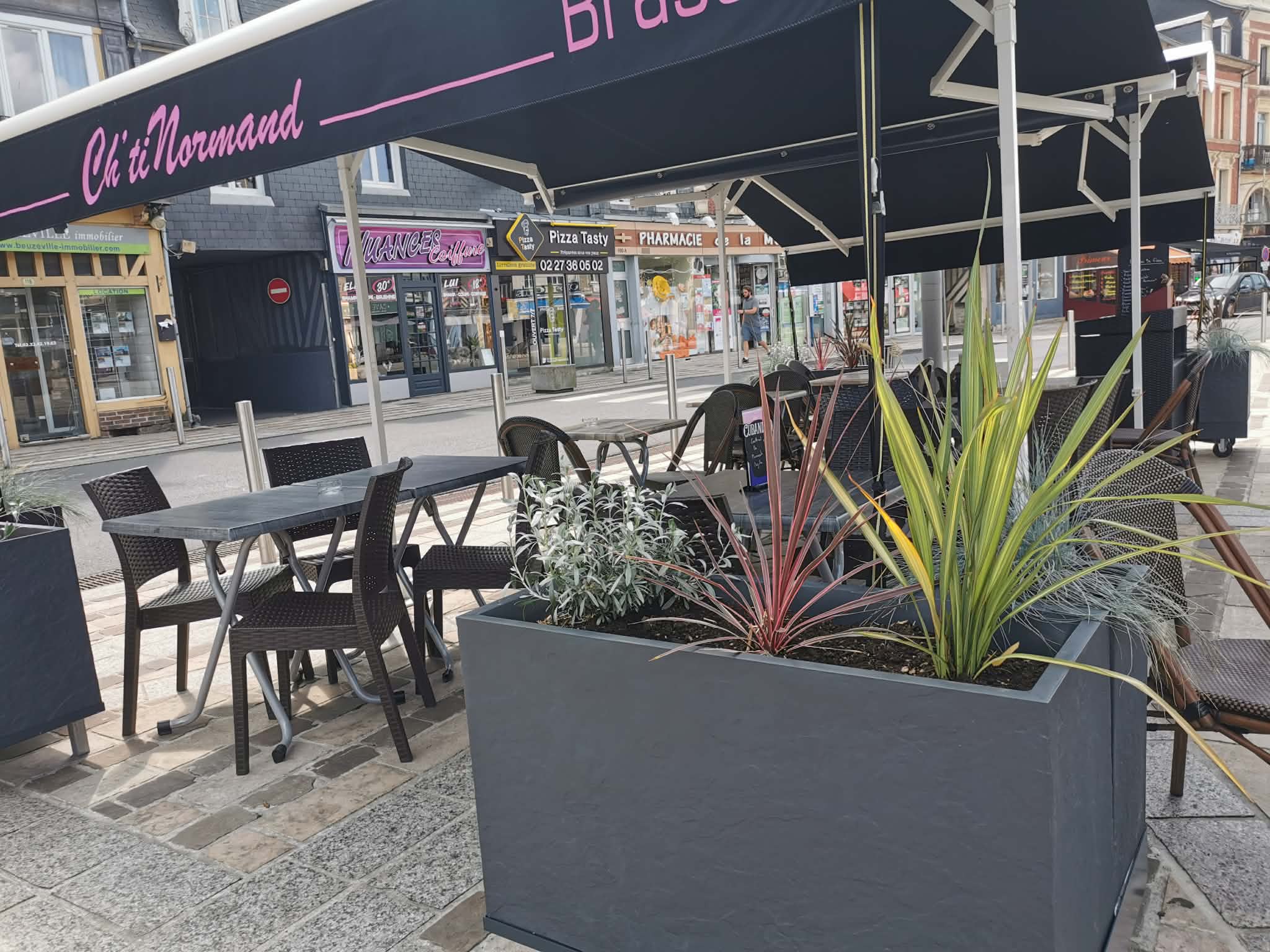 A saisir : Fond de commerce en centre bourg idéalement situé au cœur d’un village dynamique de 4600 habitants avec de nombreux commerces à proximité.
L’établissement offre une capacité de 35 couverts en salle et jusqu’à 50 places en saison estivale avec une terrasse bénéficiant d’une excellente visibilité.
Le village se situe dans l’Eure mais a 15 km de Honfleur et 25km de Deauville. 
Actuellement exploité uniquement le midi,il présente un important potentiel de développement notamment avec une ouverture en soirée.
Un logement  a l’étage de plus de 100m2 est inclus dans le bail. 
Loyer de 887 euros.