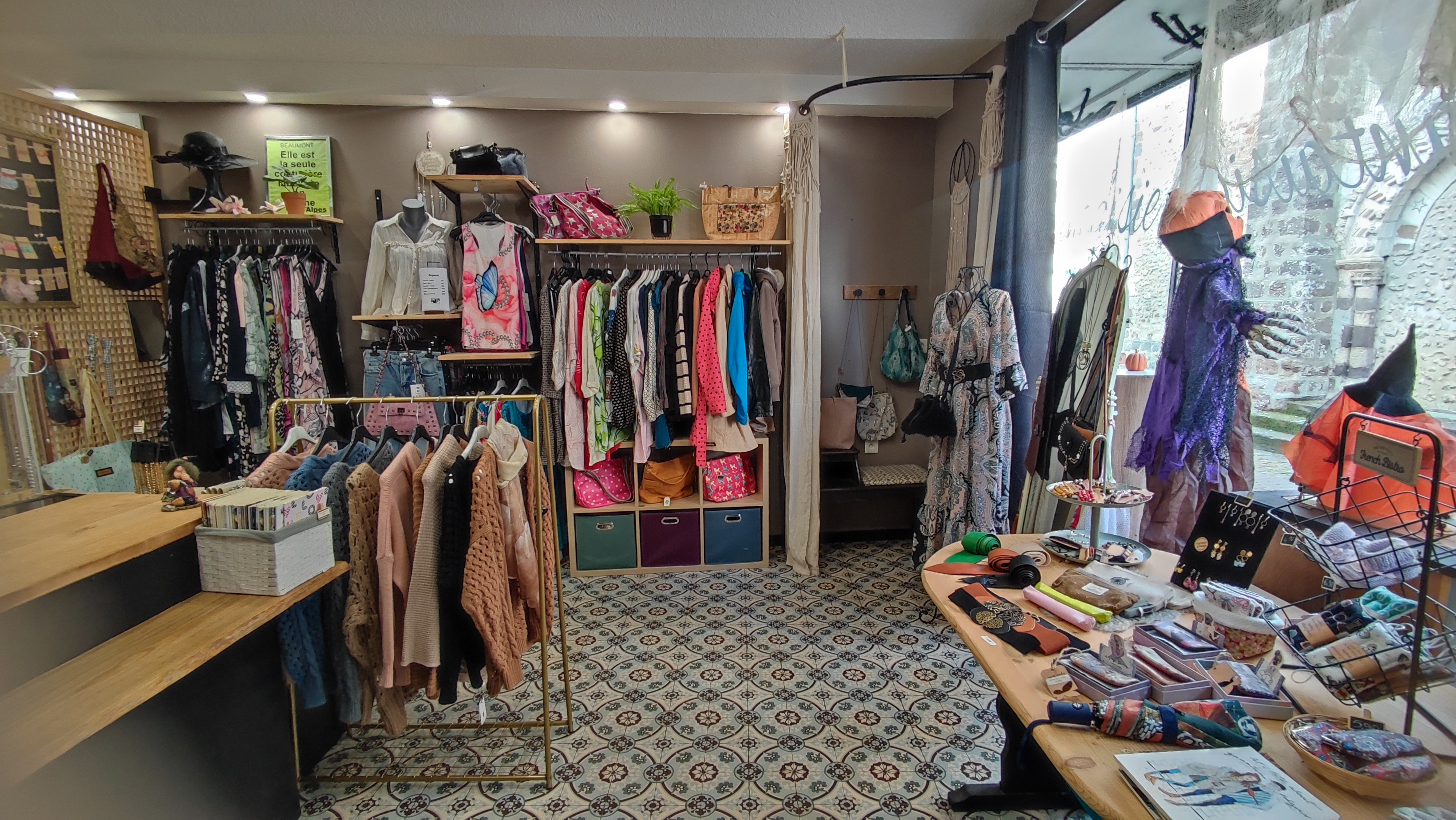 Si vous êtes couturièr(e) passionné(e) et que vous rêvez de vous installer dans votre propre boutique pour vivre de votre passion, cette annonce est pour vous.

Après avoir réussi à implanter mon activité et créer ma clientèle pendant 5 ans, je propose à la vente mon fond de commerce de retouches couture et de vente de vêtements, bijoux et accessoires.

L'activité est rentable avec CA en hausse depuis 5 ans, idéale pour une installation rapide avec revenus immediats.

Fort potentiel de développement (créations, ateliers, vente en ligne, partenariats, etc.) et le local permet, en plus de l'activité de couture, une activité complémentaire de vente de votre choix.

Je suis disposée à vous accompagner pour vous aider à prendre l'activité en main rapidement, formation possible.

Prix de vente du fond de commerce :
12 000 € pour l'activité clé en main !
+ Loyer mensuel du local : 360€ (bail commercial)

Le local comprend une partie boutique de 28m² avec une grande vitrine, au fond une remise de 15m² et une cave à votre disposition. Des travaux d'amélioration sont prévus pour créer pour vous un espace repas et wc séparés.

Contactez-moi pour plus d'informations.