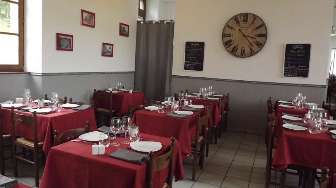 Restaurant Bar communal

La commune de Saint-Pierre Bellevue, recherche pour la fin d’année 2026, un repreneur de son commerce communal, Le Materiel est à disposition une licence 4 fais partie des murs

Loyer, intéressant et le commerce et dans un lieu de passage
Les deux derniers locataires sont restés plus de 10 ans chacun

Grand parking

En supplément un logement au-dessus si besoin