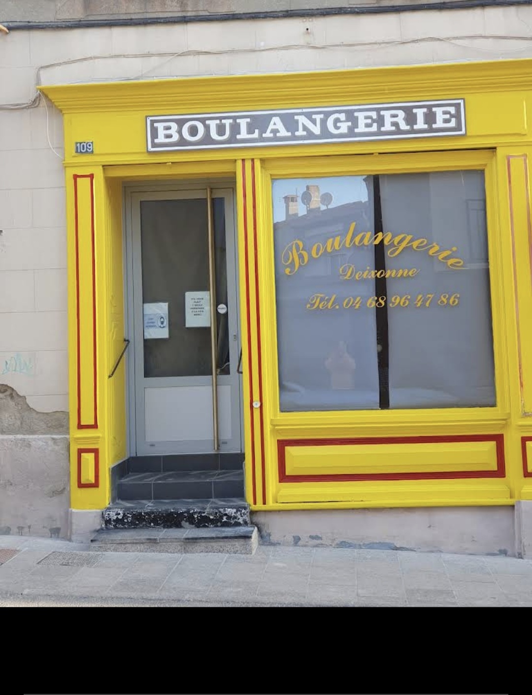 Batisse avec fond de commerce en rez-de-chaussée 
Plus appartement sur 2 étages comprenant au 1er cuisine salon salle à manger 
Au second 2 chambres et WC salle de bain