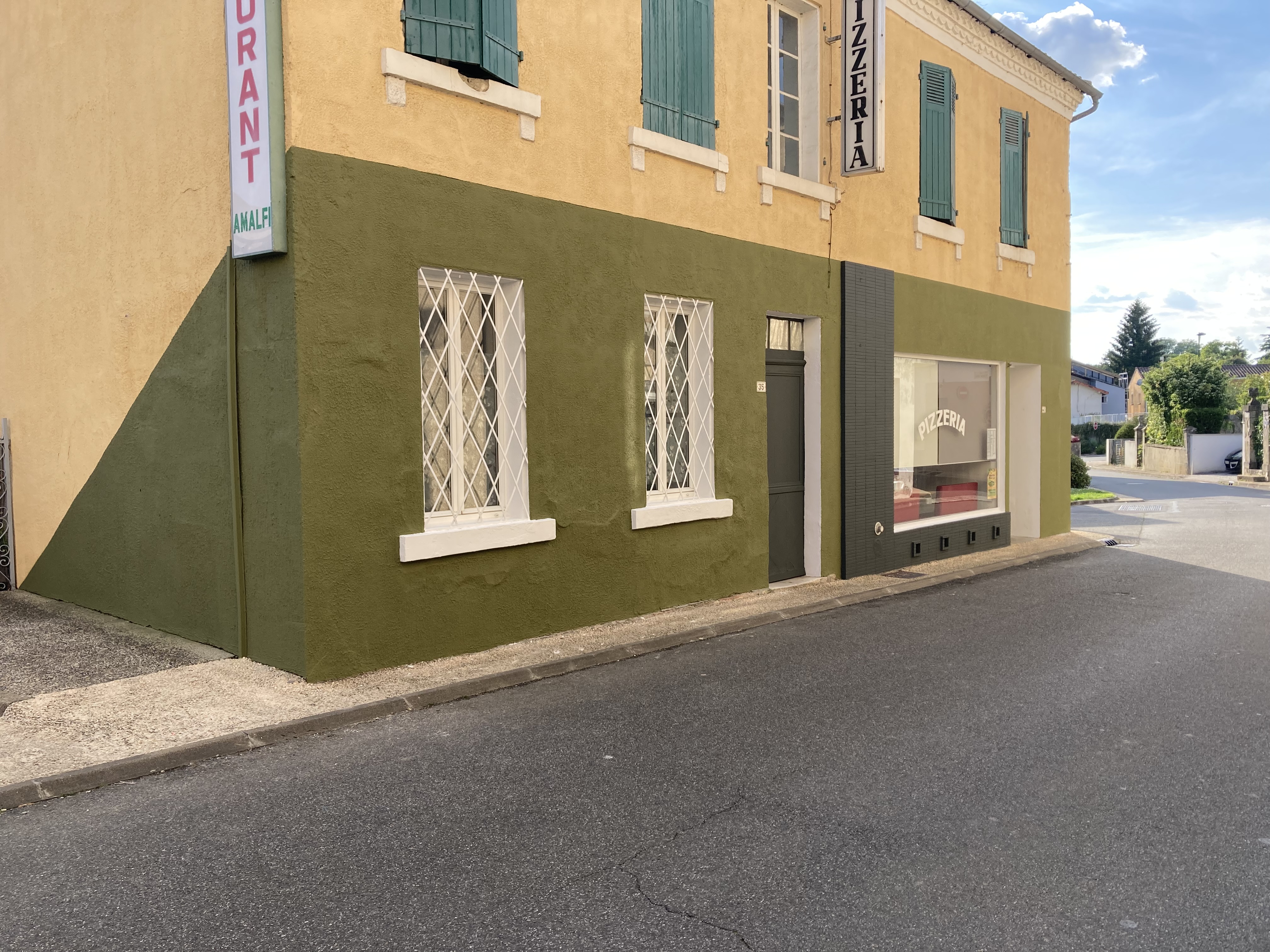 Fond de commerce restaurant pizzeria très bien situé centre ville fréquenté , clientèle particuliers et entreprises . 
Surface 170m comprenant 2 salles 
Salle 1 : 35 couverts 
Salle 2:  25 couverts 
Patio extérieur : 12 couverts 
Réserve , cuisine pro , dépendance 

Loyer mensuel 800€ 

A découvrir d urgence. Affaire à saisir
Premier contact par mail