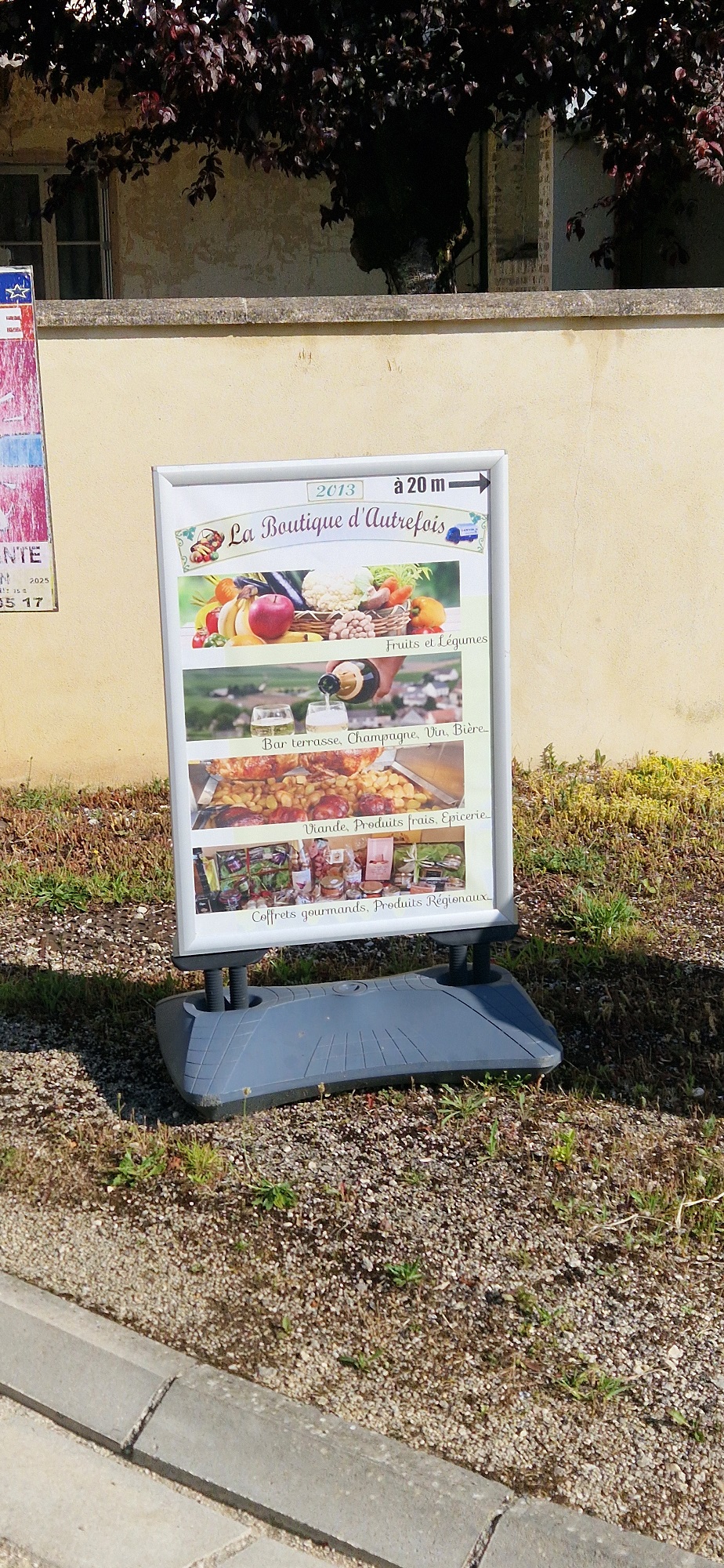 Vous recherchez une opportunité unique dans le secteur des commerces de proximité.
Ne cherchez plus! Nous vous proposons l'acquisition d'un commerce, situé au cœur de la Côte des Bar viticole dans la partie méridionale du vignoble de Champagne.

Cet établissement offre de belles perspectives de développement grâce à ses équipements de belle qualité, d'une licence IV et d'un loyer modéré.

Chiffre d'affaires (2024) de 134k€
Points forts:
Seul commerce sur 30 kms sur le chemin de Compostelle allant de Namur à Vézelay
Petit Bar avec terrasse extérieure
Point dépôt de l'ensemble des vignerons locaux en appellation Champagne
Point dépôt de nombreux artisans locaux
Relai Colis
Point La Poste

Clientèle touristique entre pèlerinage de st Jacques et la route du Champagne mais aussi local entre le village et ses nombreuses fermes isolées sur un rayon de 5kms.