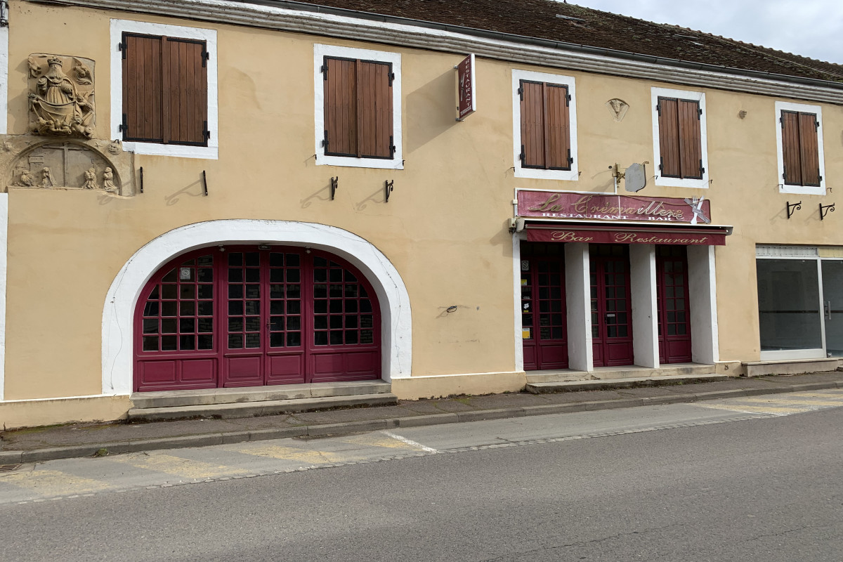 Dans petit village touristique, au bord de l'Arroux, a vendre Hotel 12 chambres, Bar-Restaurant à rénover, 484 m2, façades et salles de restaurant de caractère.