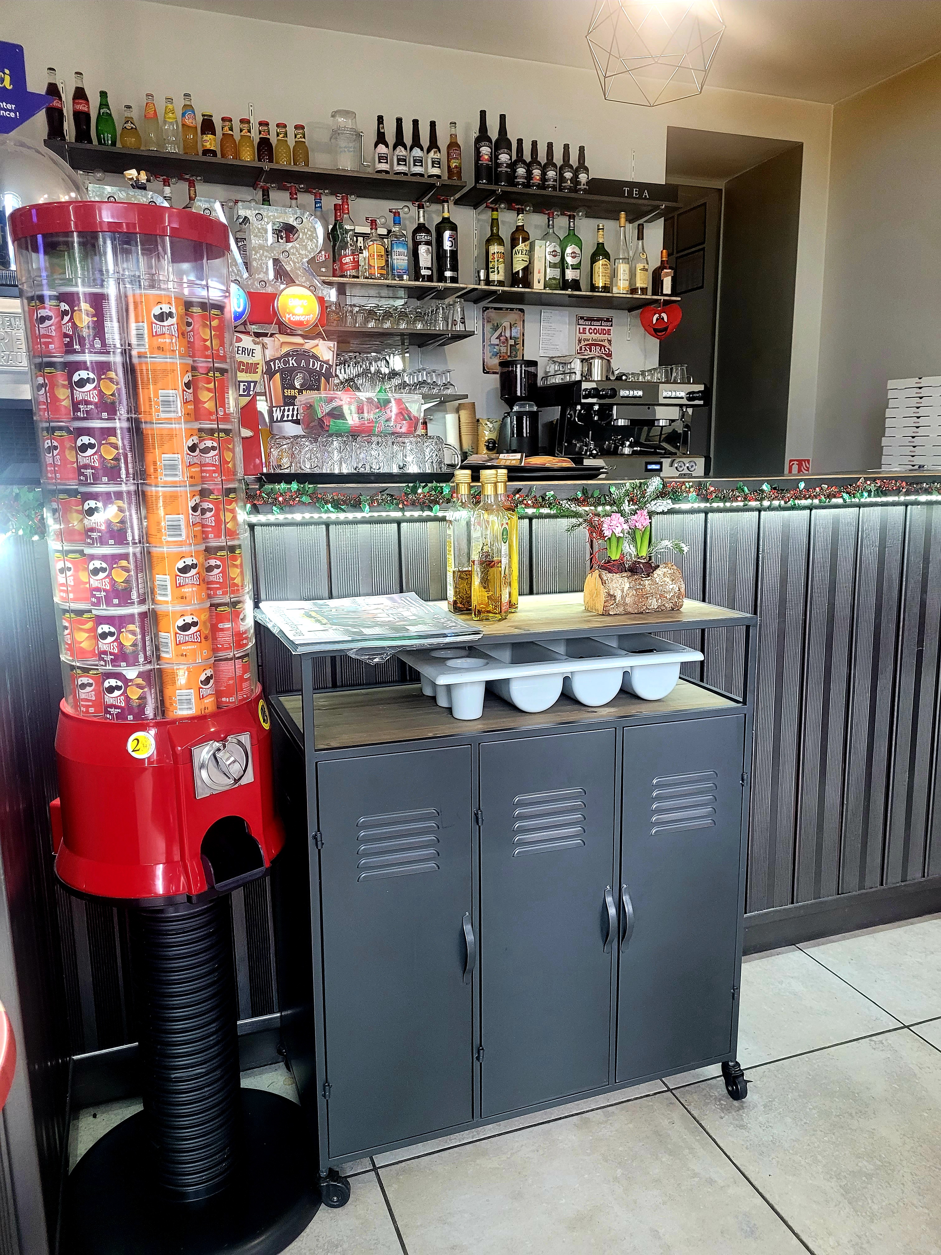 A VENDRE
 fond de commerce : Village touristique village 6kms la Bourboule et 1h de Clermont Ferrand 

BAR,CAFÉ, FDJ (grattage,amigo,parions sport )
      avec LICENCE 4
* exploité actuellement en bar /pizzeria 

Cause de la vente du fdc bar : déplacement du fond pizzeria à côté 

Idéalement situé sur la place de marché : le dimanche matin 
et passage parcours randonneurs 

-salle entièrement équipée de chaises et tables,comptoir 
- A disposition :, tireuses à bières, frigos, machine à café, L.V , machine à glaçons, verres 
-Accueil env.25/30pers intérieur 
et env. 20 sur superbe terrasse ensoleillée. 
- 2 réserves (ou vestiaires)

** DÉVELOPPEMENT DU FOND y exploitant 
- le PMU ,
- Bureau de tabac : les plus proche env. 6kms 
- Snaking, Menus ouvriers...
- Salon de thé ....
- retransmission des matchs (foot,rugby) ,
- petits concerts ,karaokés 
- petits déjeunés 

Bail commercial avec la mairie - location des murs 

   --- PRIX 51400€

Pour plus d'informations n'hésitez pas à me contacter par téléphone

☆ CURIEUX S'ABSTENIR MERCI ☆