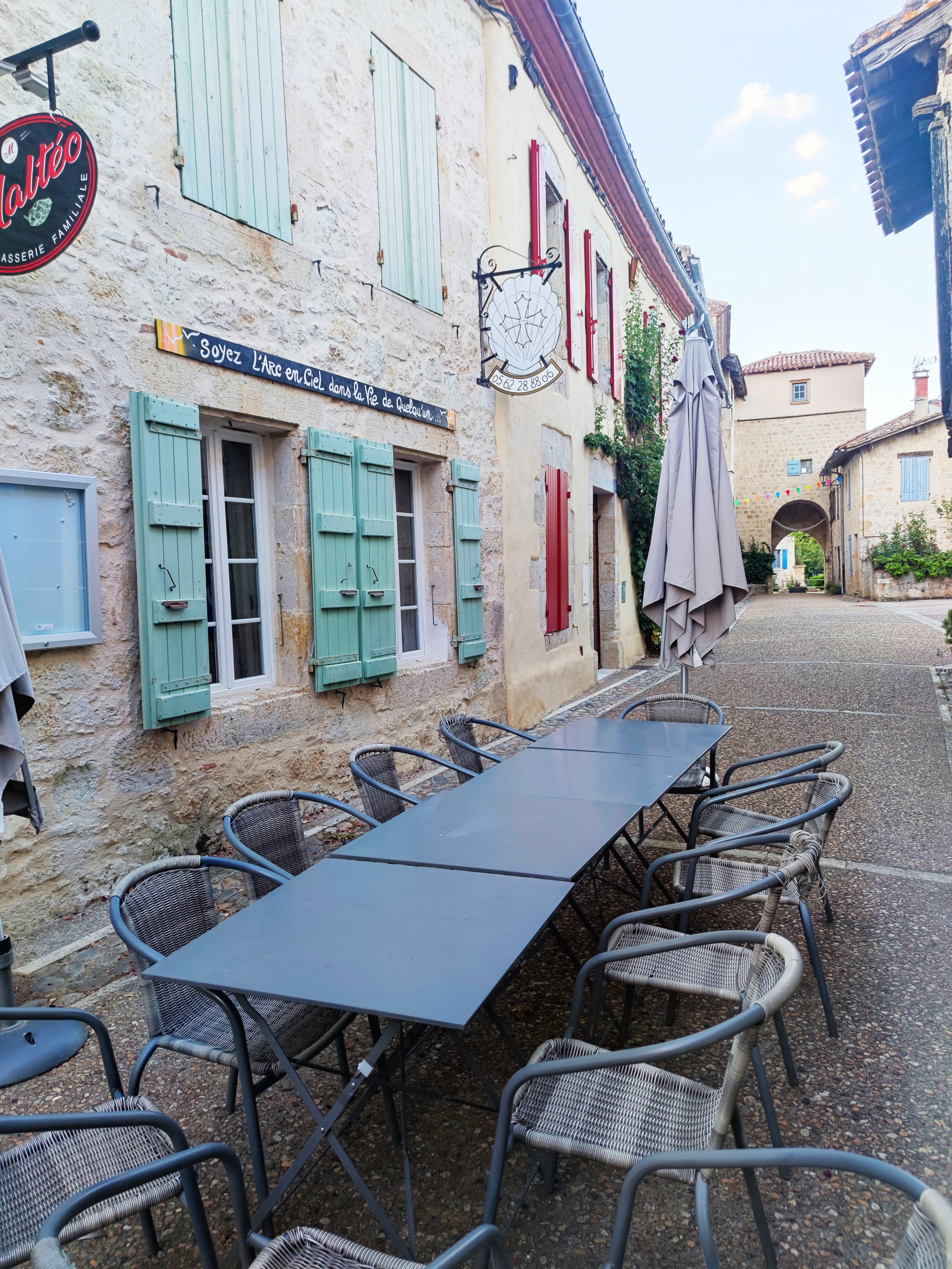 BEL etablissement dans superbe village du Gers directement sur le chemin de Compostelle voie du Puy 20000 departs par an plus ronde de creches 15000 visiteurs en decembre  avec situation a 3Km de la sortie d'autoroute une salle de 50 couverts un bar a vins un patio de 30 couvertes une terrasse decoration authetique en pierre clientele fidele etrangere a fort pouvoir d'achat  et locale ainsi que touriste et pelerins charges faibles loyer a 700e ttc par mois vendu avec cuisine equipee moderne et materiel de salle complet site web panotage installe  et tres bon score sur google et trip advisor ideal pour une reconcversion ou reprise dans un bon cadre de et qualite de vie 
bel assortiment et Stock de vin a negocier 
vendu cause depart en retraite en 2026